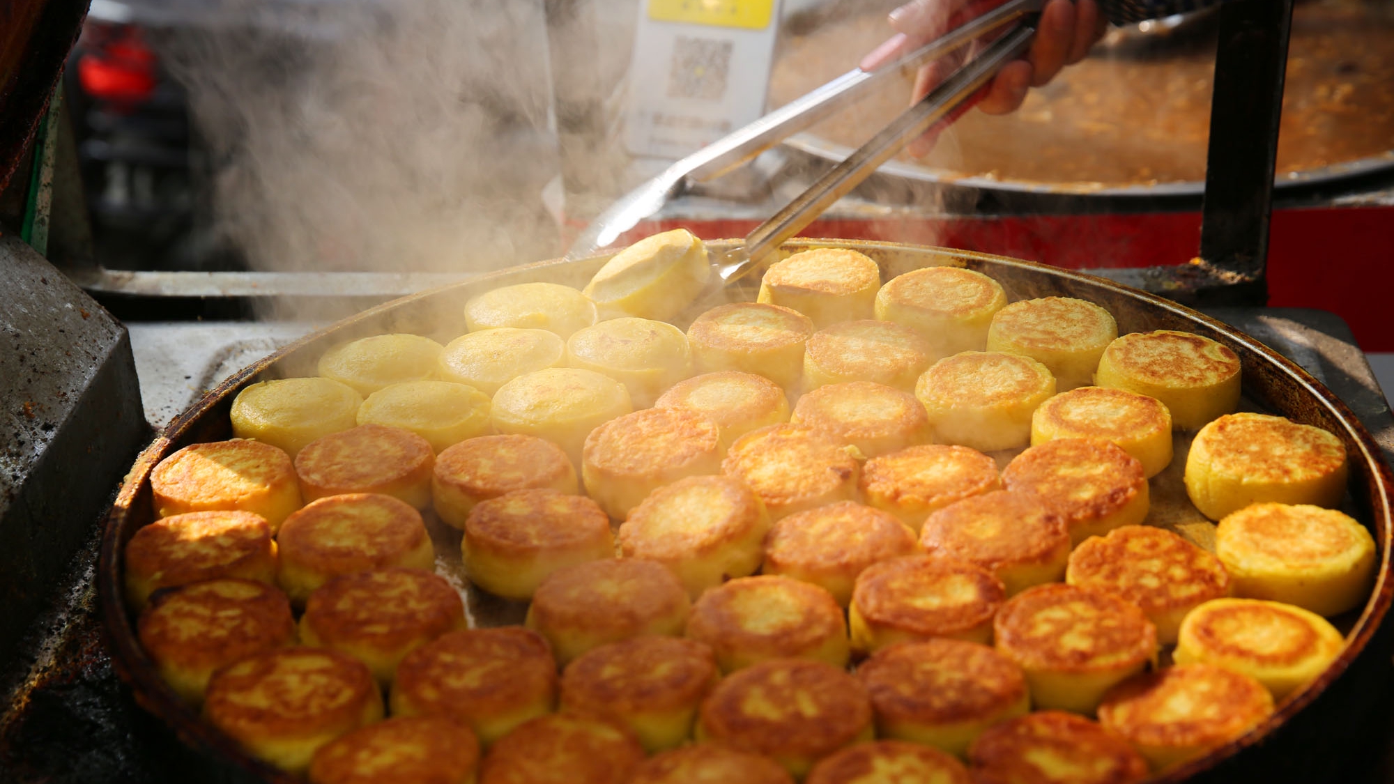 长安韦曲老街的网红美食:石磨嫩玉米饼,5元4个,软香可口