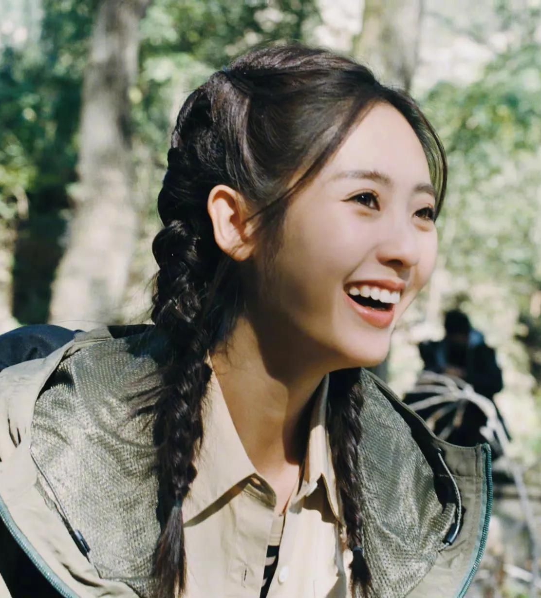 刑菲晒户外九宫格写真双马尾造型可爱又元气楚楚动人