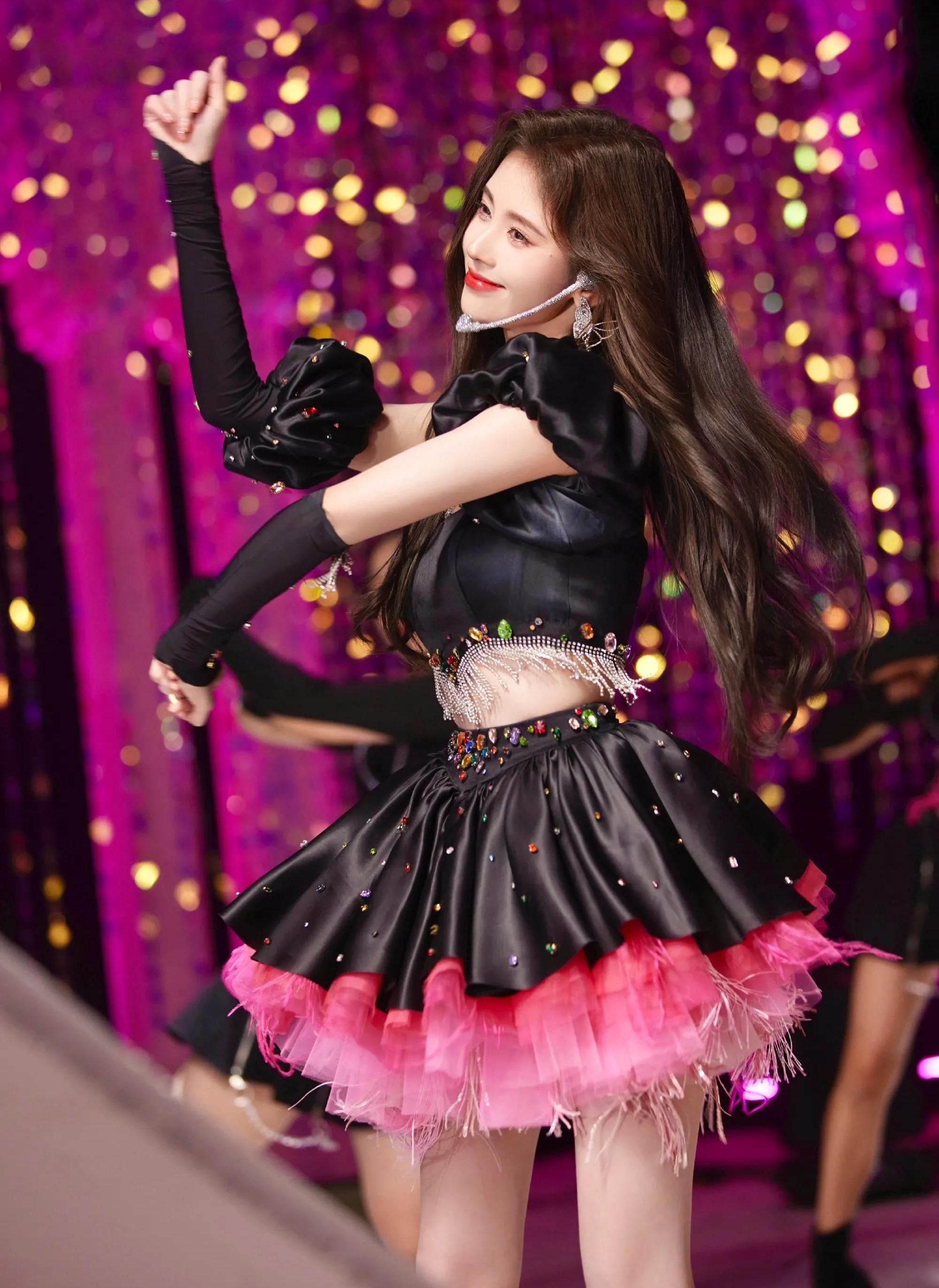 鞠婧祎穿黑粉露腰小短裙,甜美灵动,魅力可人!_高清图集_新浪网