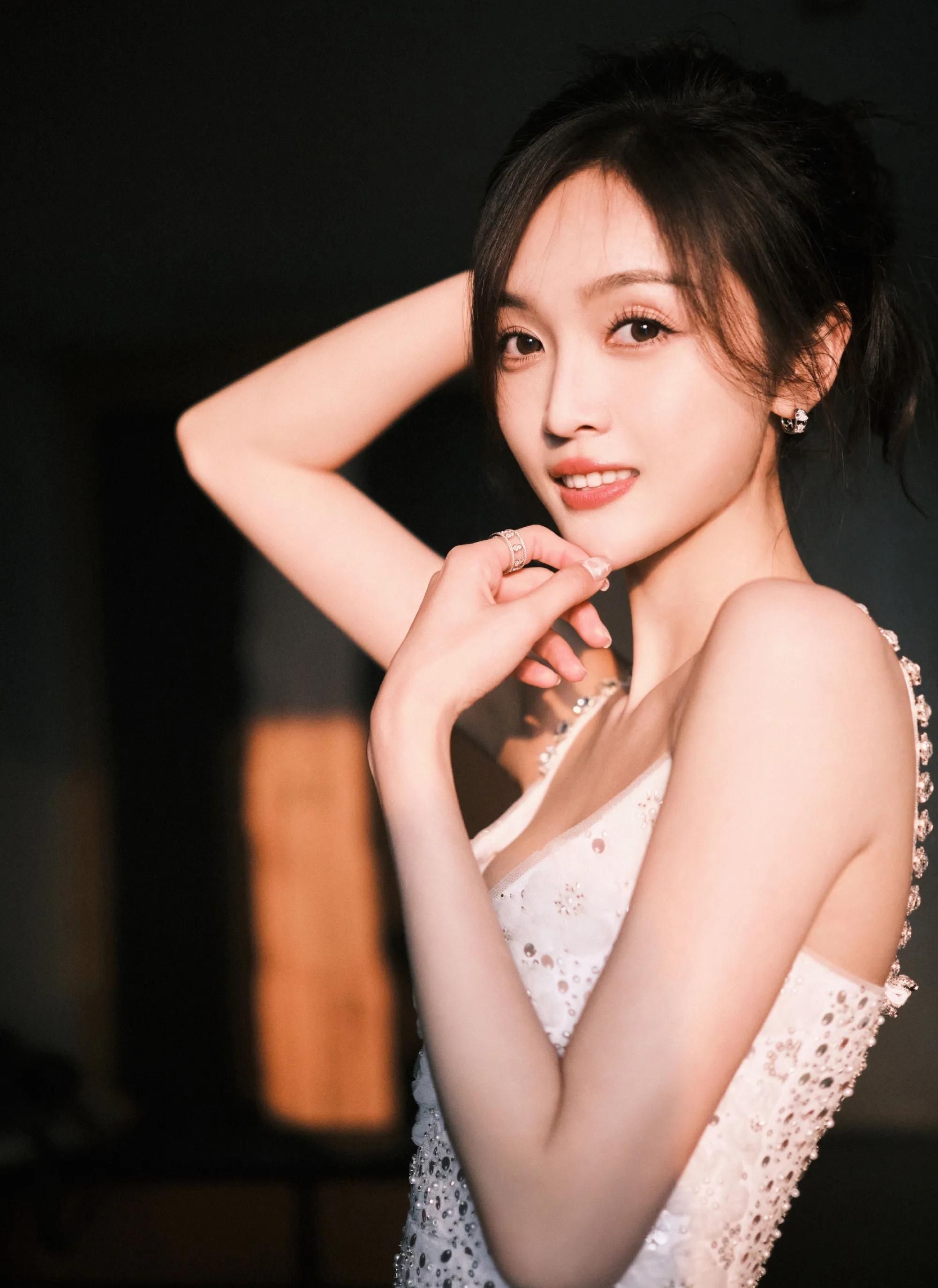 吴宣仪穿吊带深v镶钻白裙勾勒曼妙身姿,优雅高贵,美艳动人!