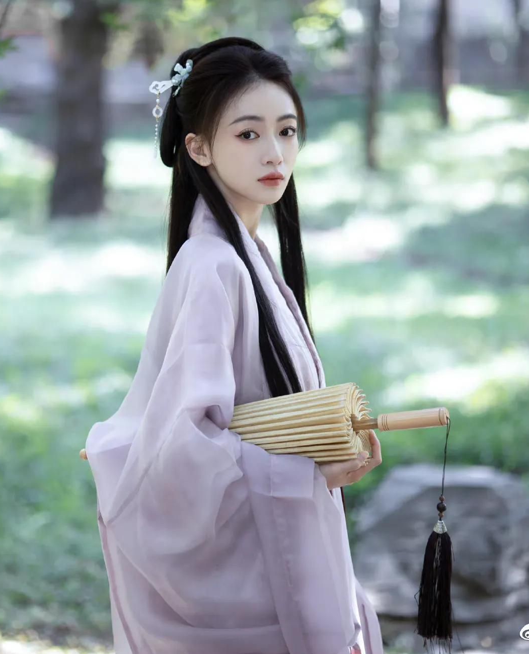 吴谨言紫衣古风写真,清冷仙气,灵动飘逸!