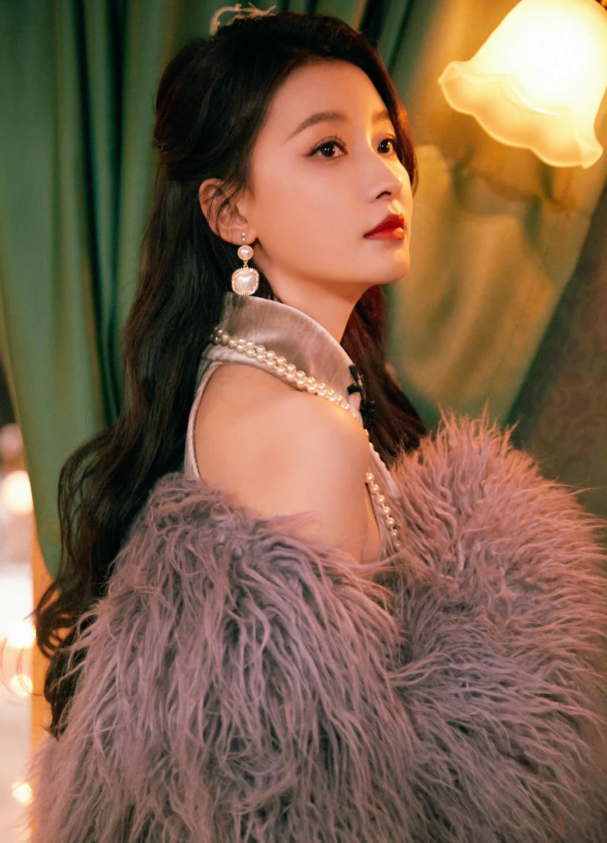 孙怡穿高开叉紫色旗袍秀长腿,香肩半露,美艳绝伦!_高清图集_新浪网