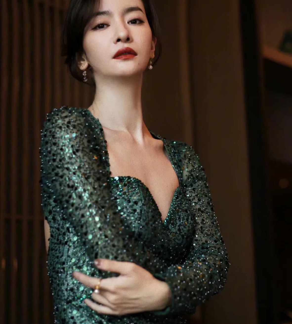 李晟一袭墨绿长裙高贵冷艳复古优雅