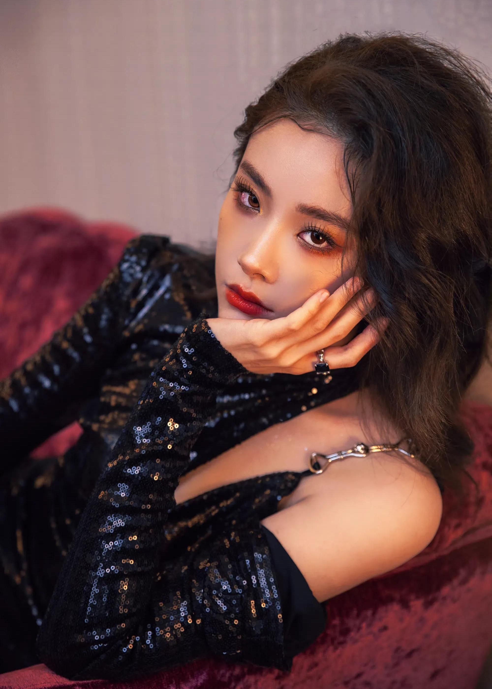 喻言惊艳造型,波浪卷发,抹胸长裙,楚楚动人!_高清图集_新浪网