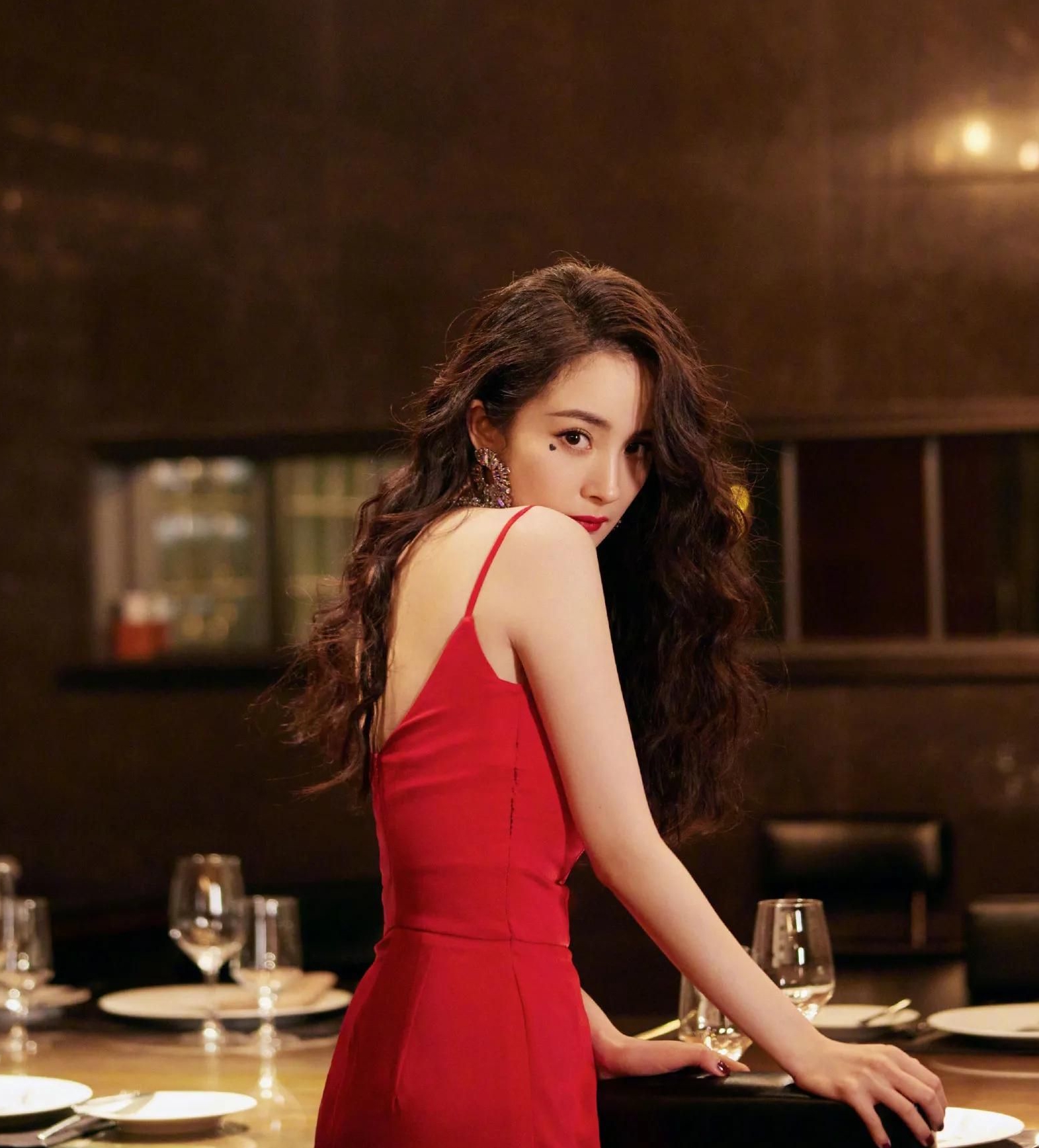 杨幂港风红裙造型,娇俏佳人,楚楚动人!