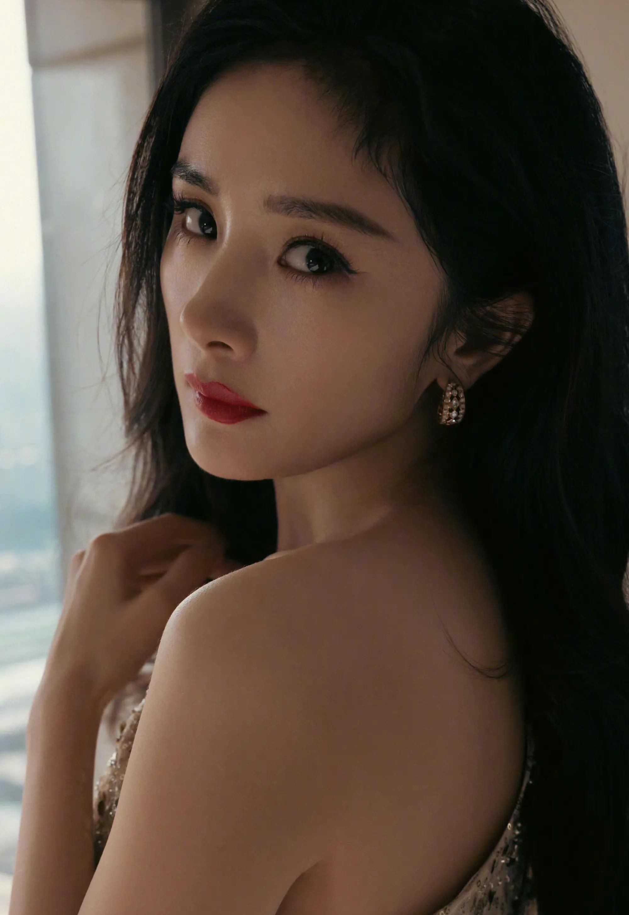 杨幂穿高开叉鎏金长裙秀美腿,冷艳高贵,明艳动人!