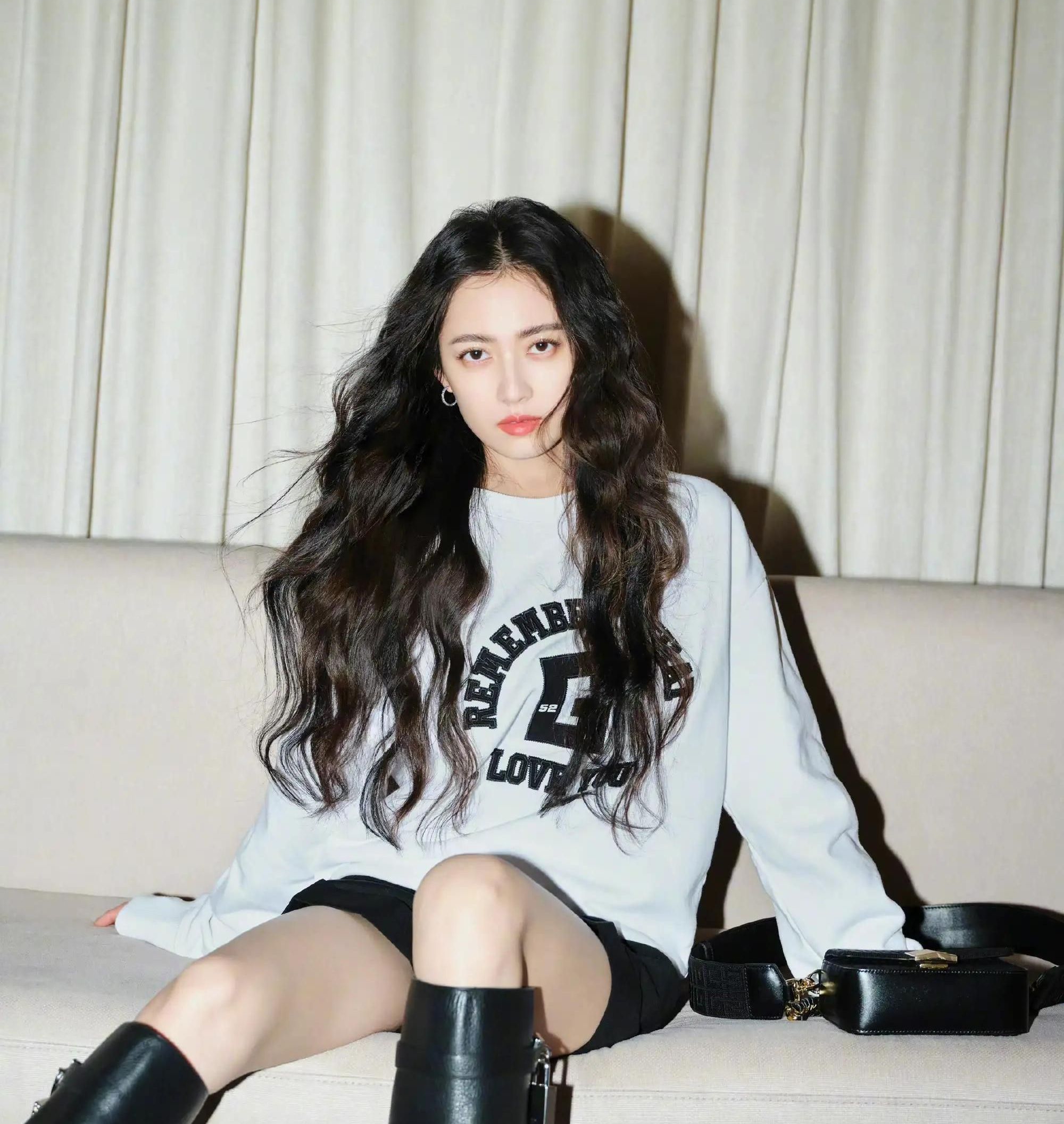 陈钰琪留卷发造型,再穿上黑皮靴,美艳动人!