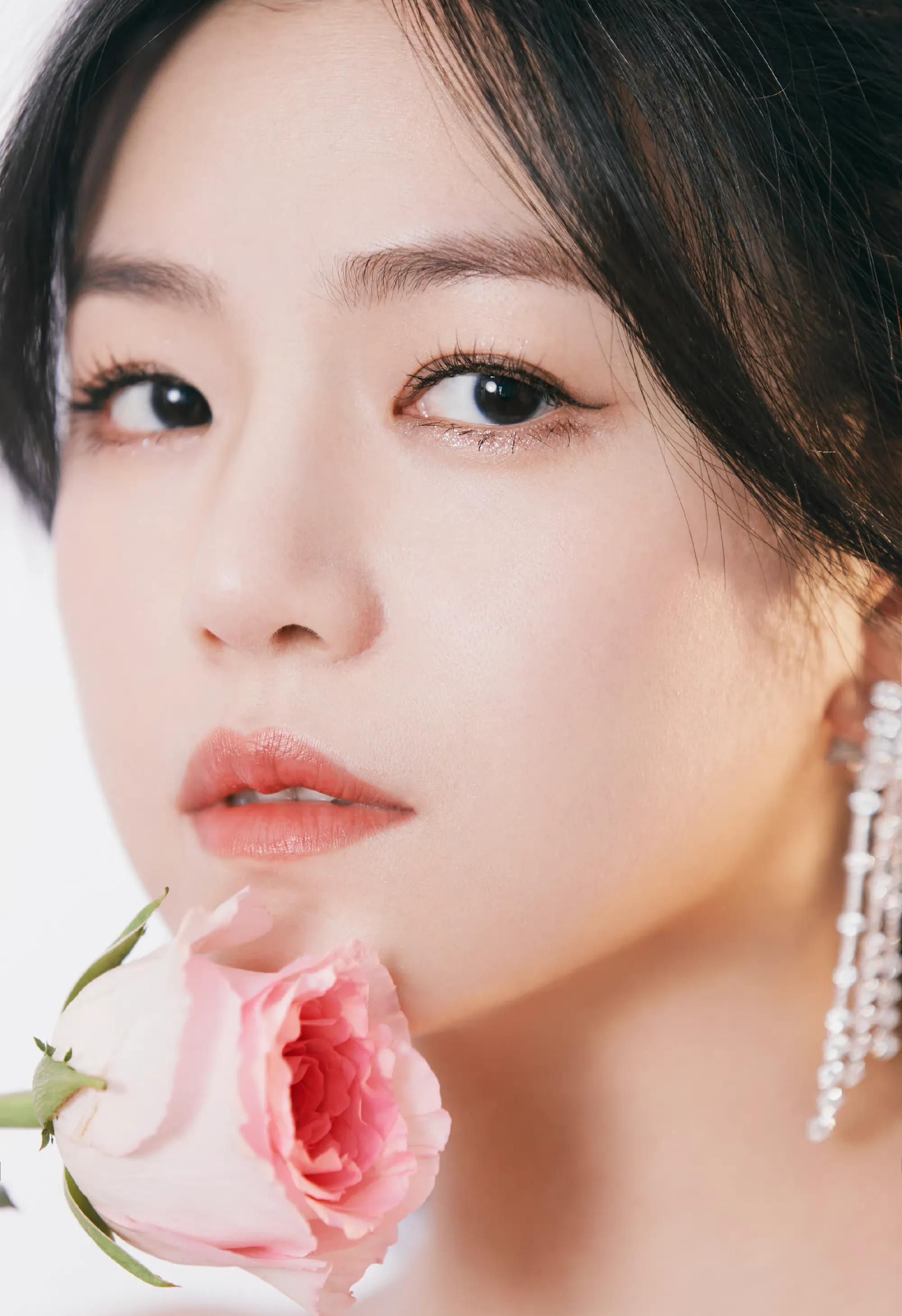 陈妍希穿粉色玫瑰公主裙娇俏甜美,身材丰满,明艳动人!