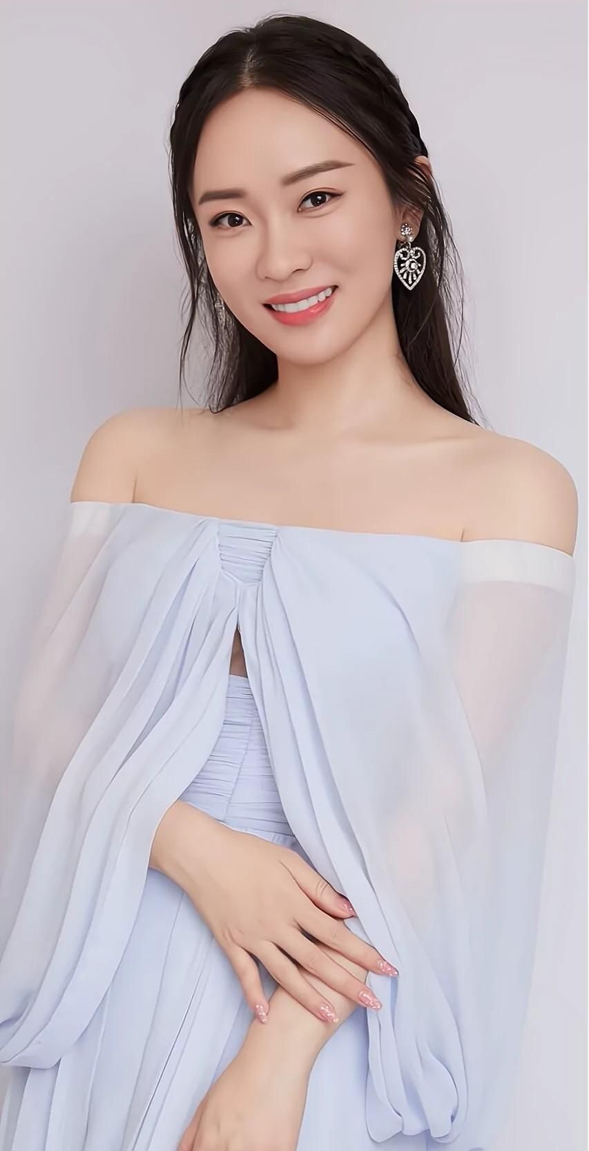 霍思燕端庄优雅恬静写真,优雅迷人!