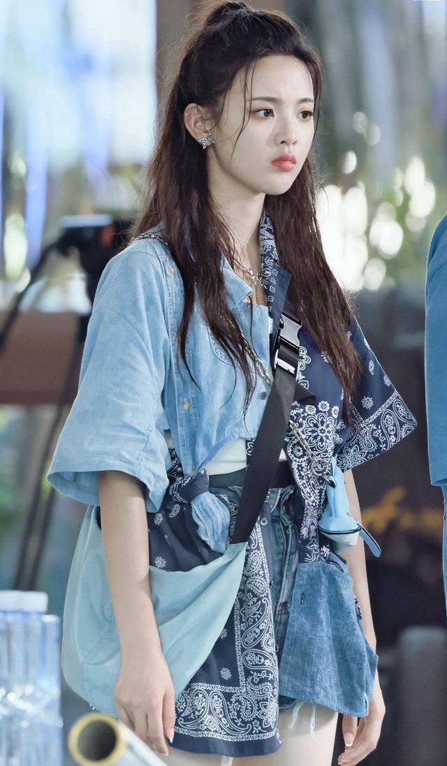 杨超越牛仔超短裤大长腿,美丽可爱!