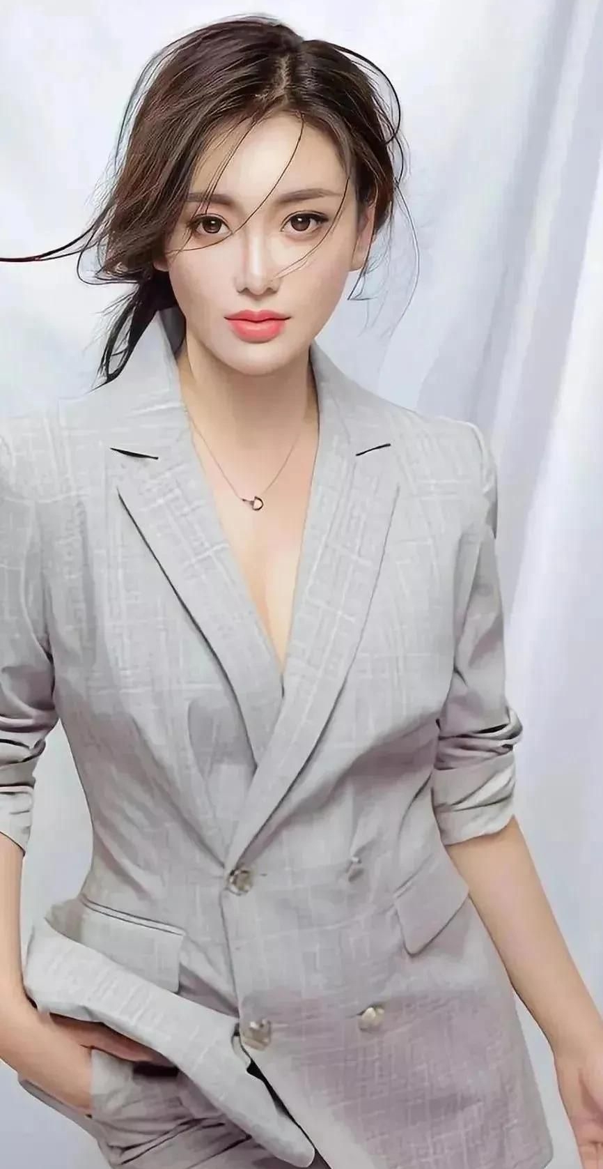 张薇:人美歌甜,明艳动人写真!__财经头条