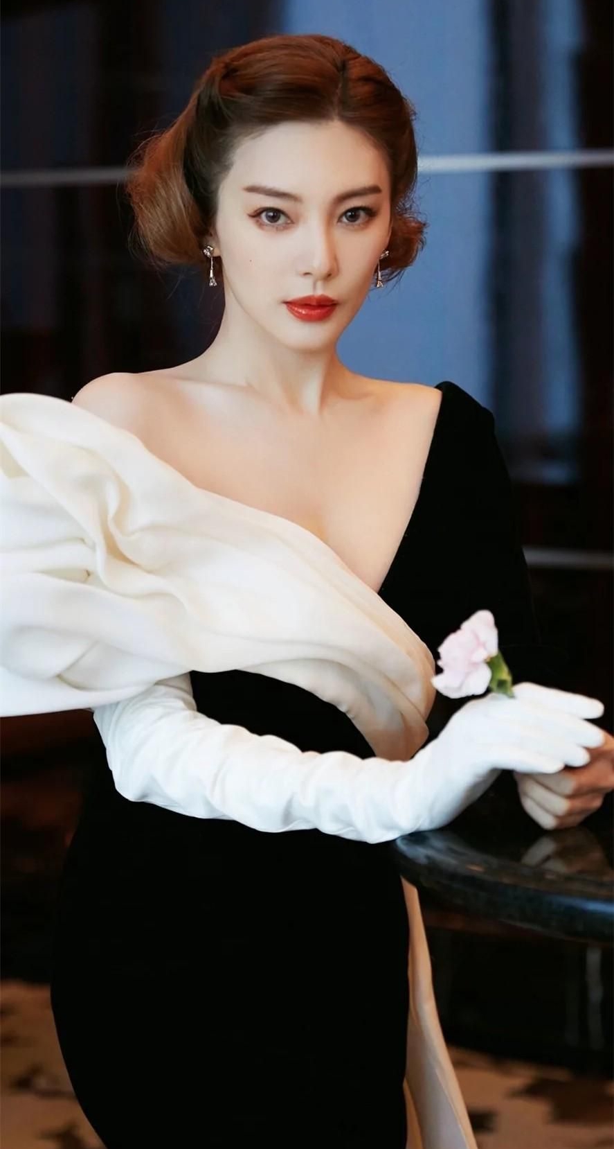 张雨绮婀娜多姿冷艳写真优雅迷人