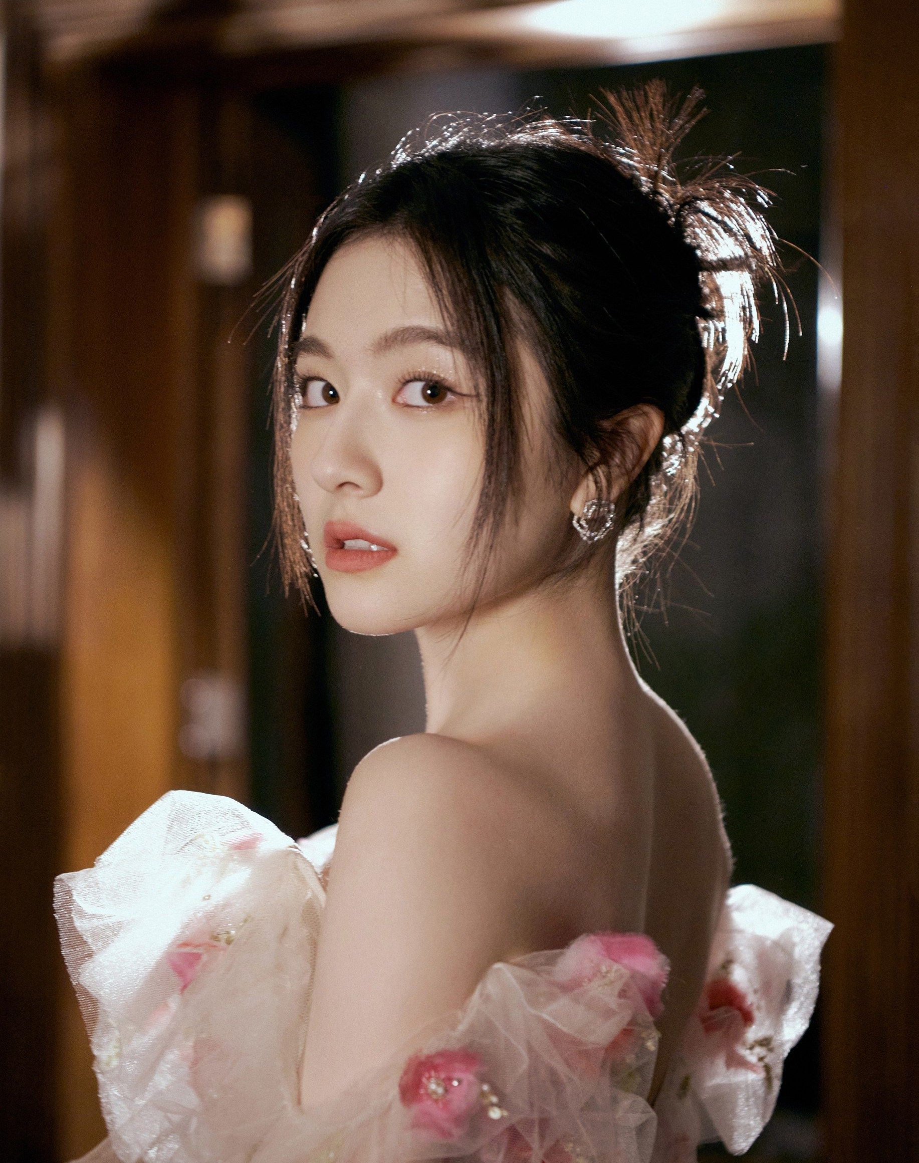 李兰迪齐胸白色纱裙写真灵动优雅娇俏可人