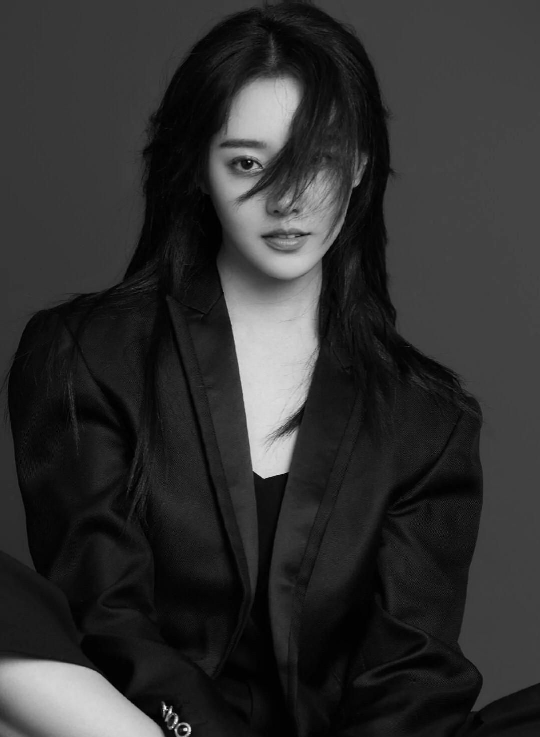 孙晓伦端庄优雅恬静写真,惊艳迷人!__财经头条