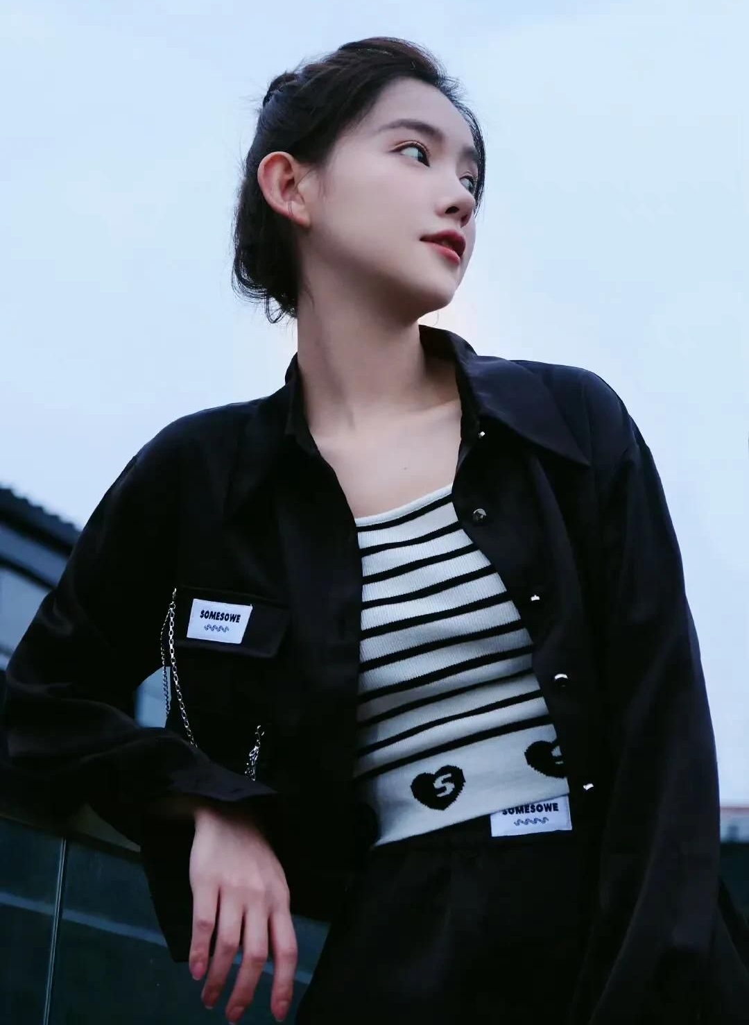 李沐宸高清冷艳时尚写真,娇俏可人!__财经头条