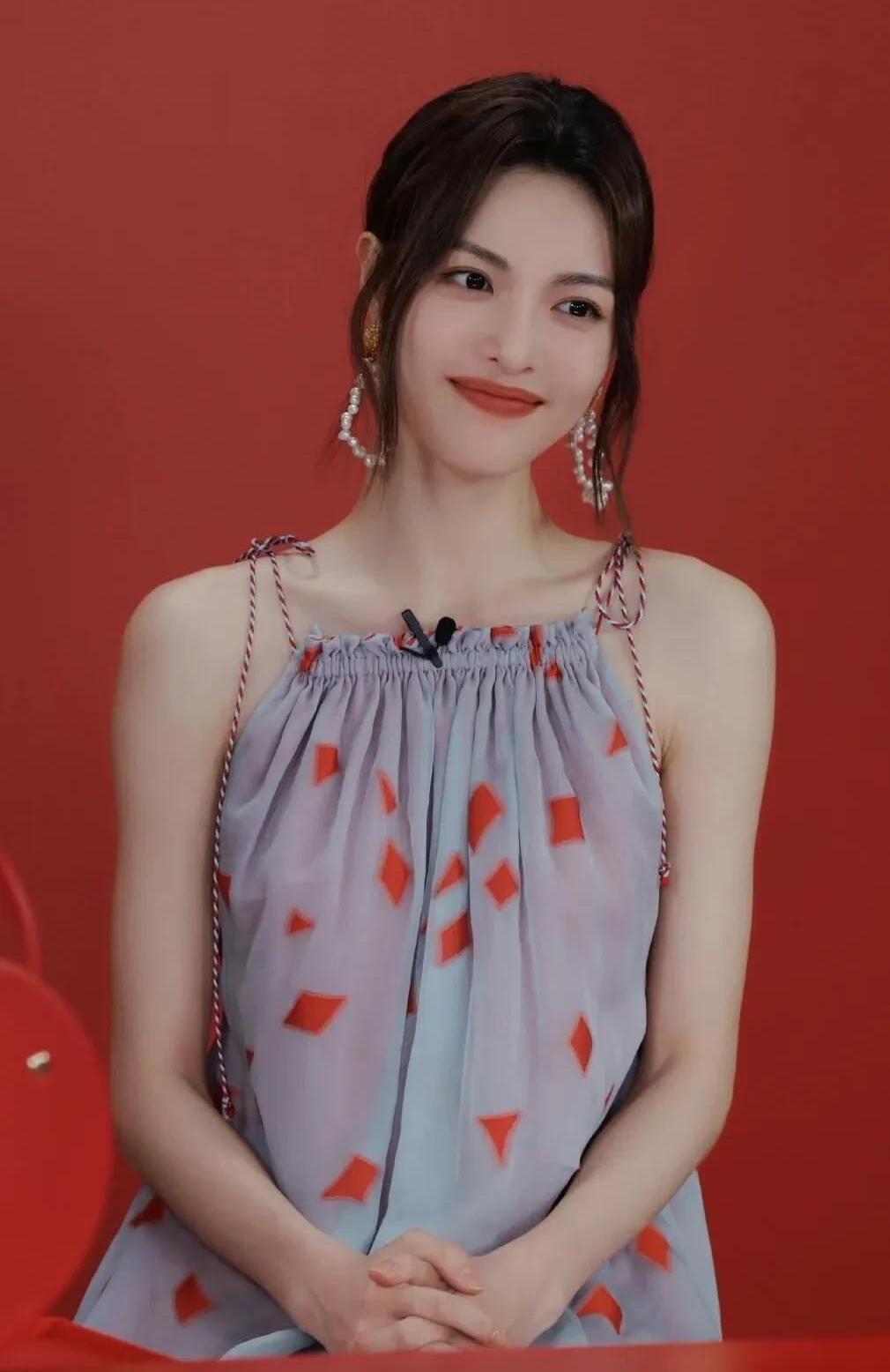 钟楚曦高清淡雅时尚写真,惊艳迷人!__财经头条