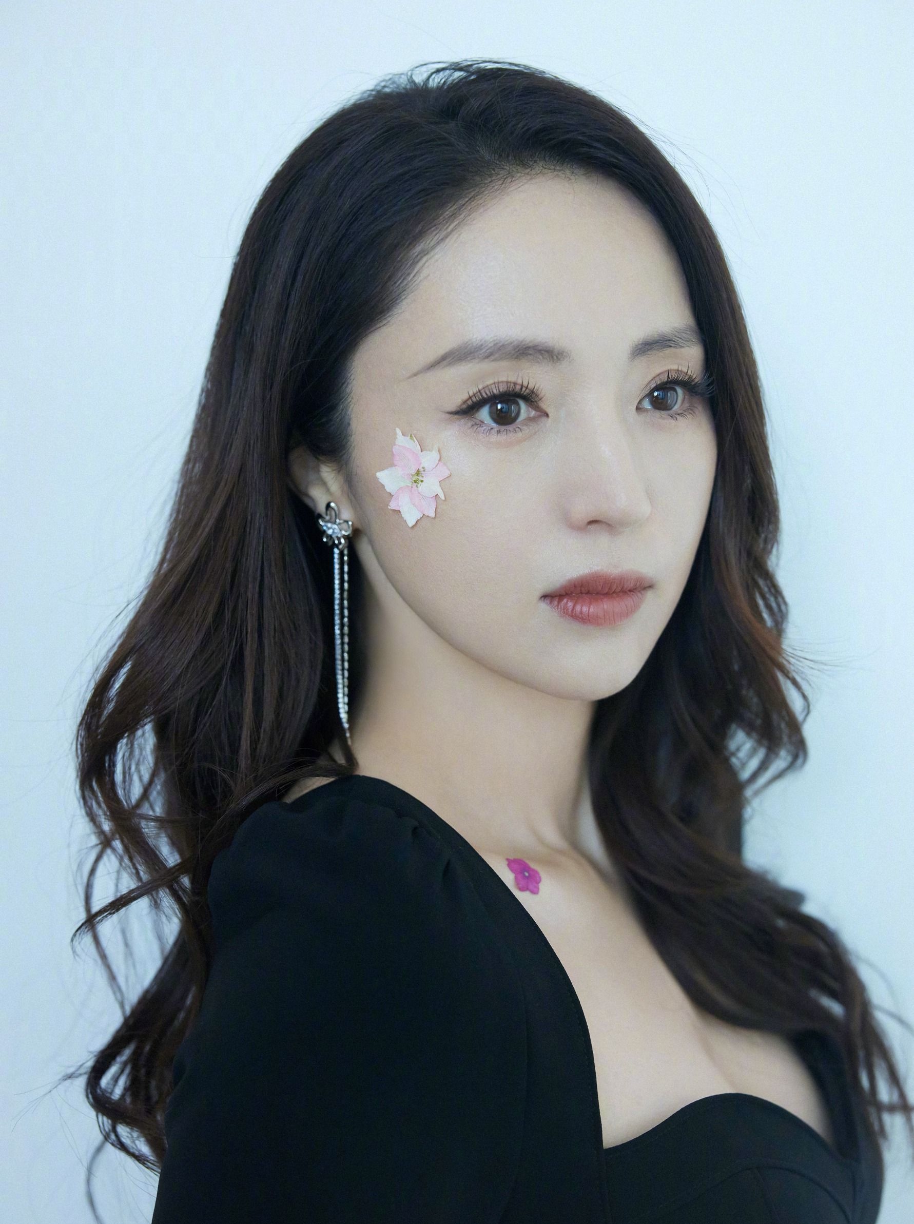董璇黑色长裙大好身材写真,端庄典雅,美艳动人!__财经头条