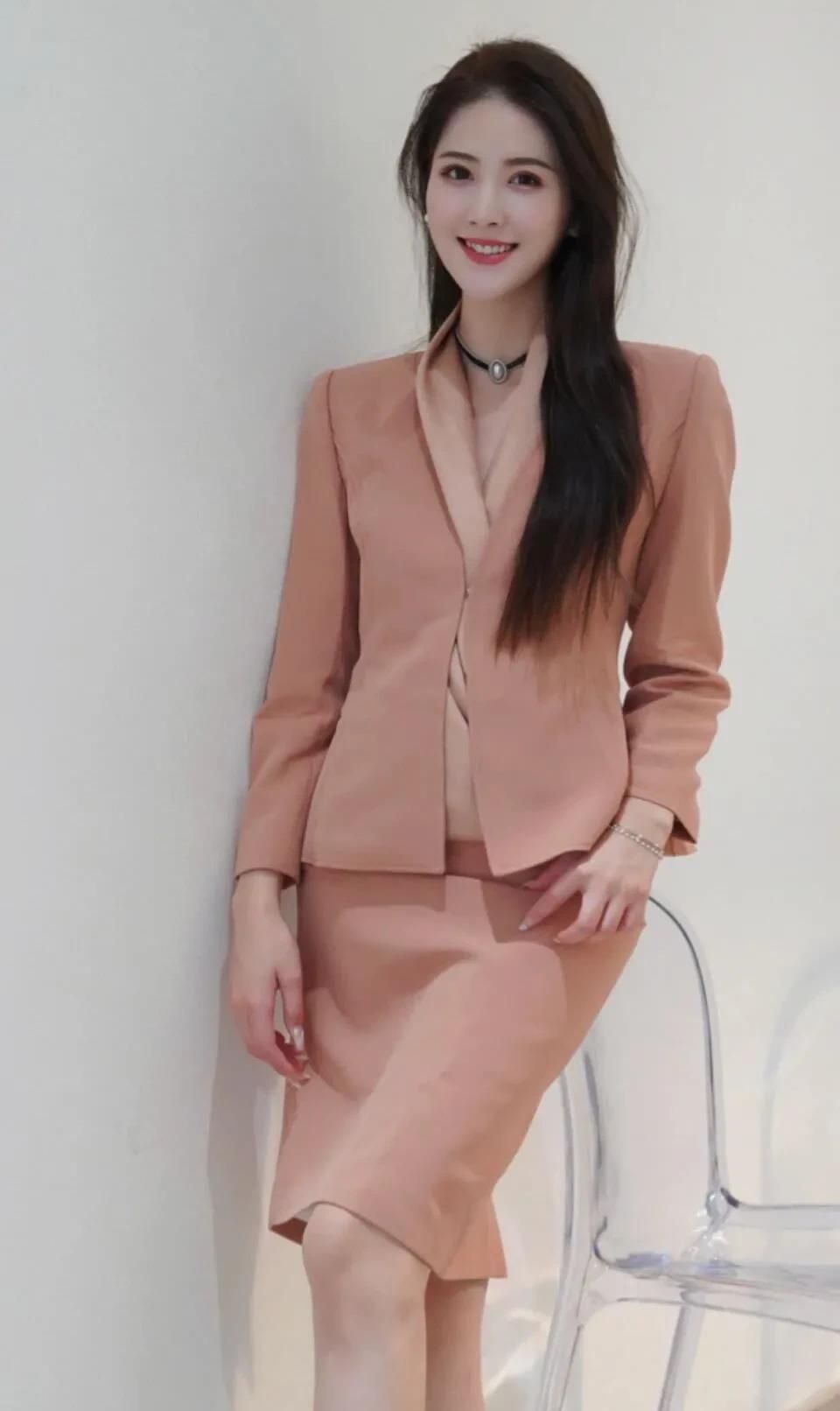 李丹儿高清淡雅时尚写真,美艳动人!__财经头条