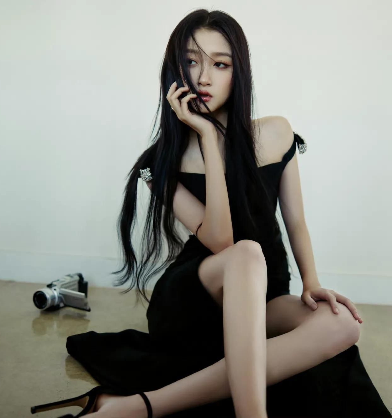 关晓彤的一字肩黑色长裙,特别显优雅的气质,楚楚动人!