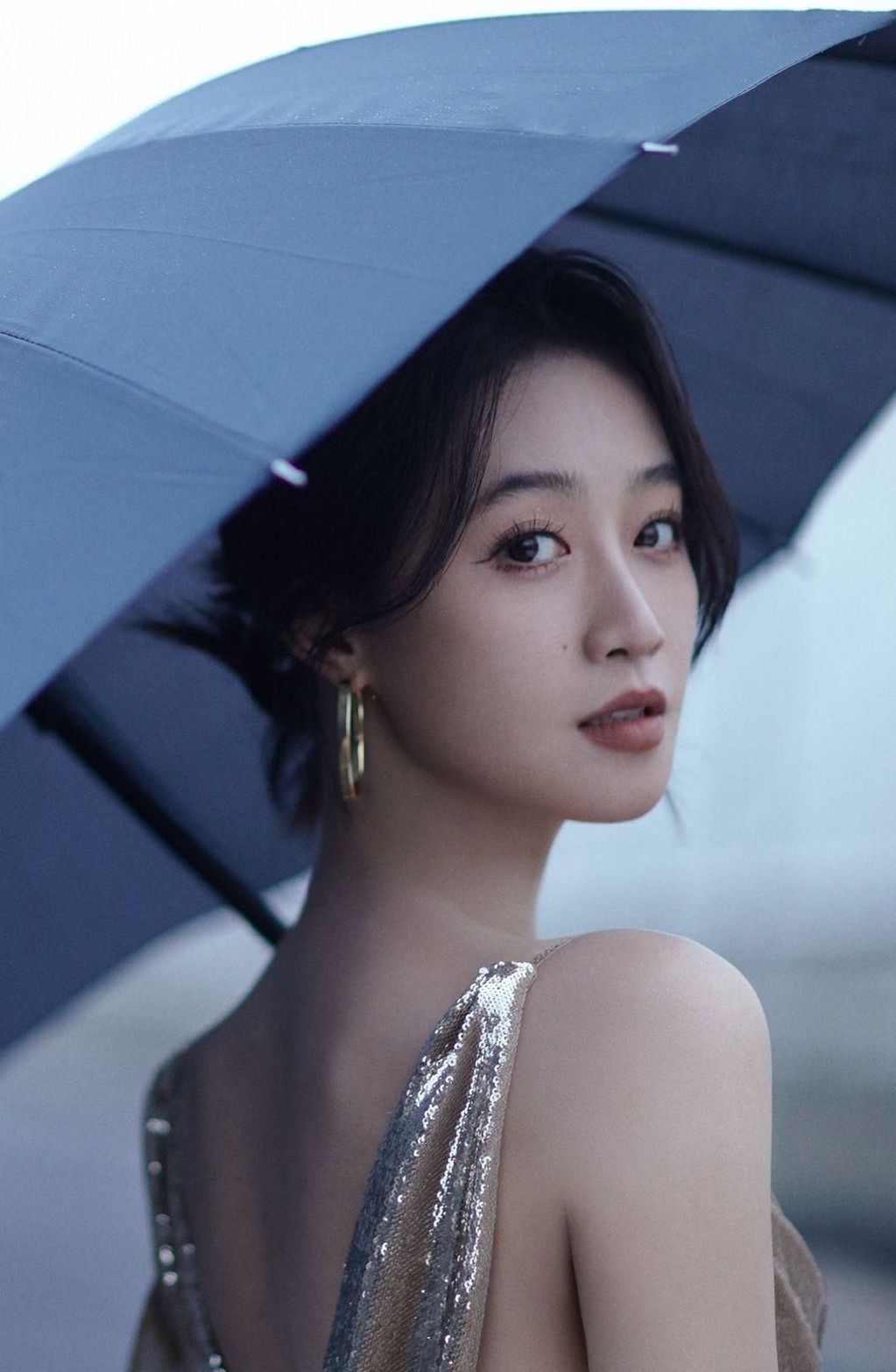 蓝盈莹银色长裙美背写真,雍容华贵,楚楚动人!_高清图集_新浪网