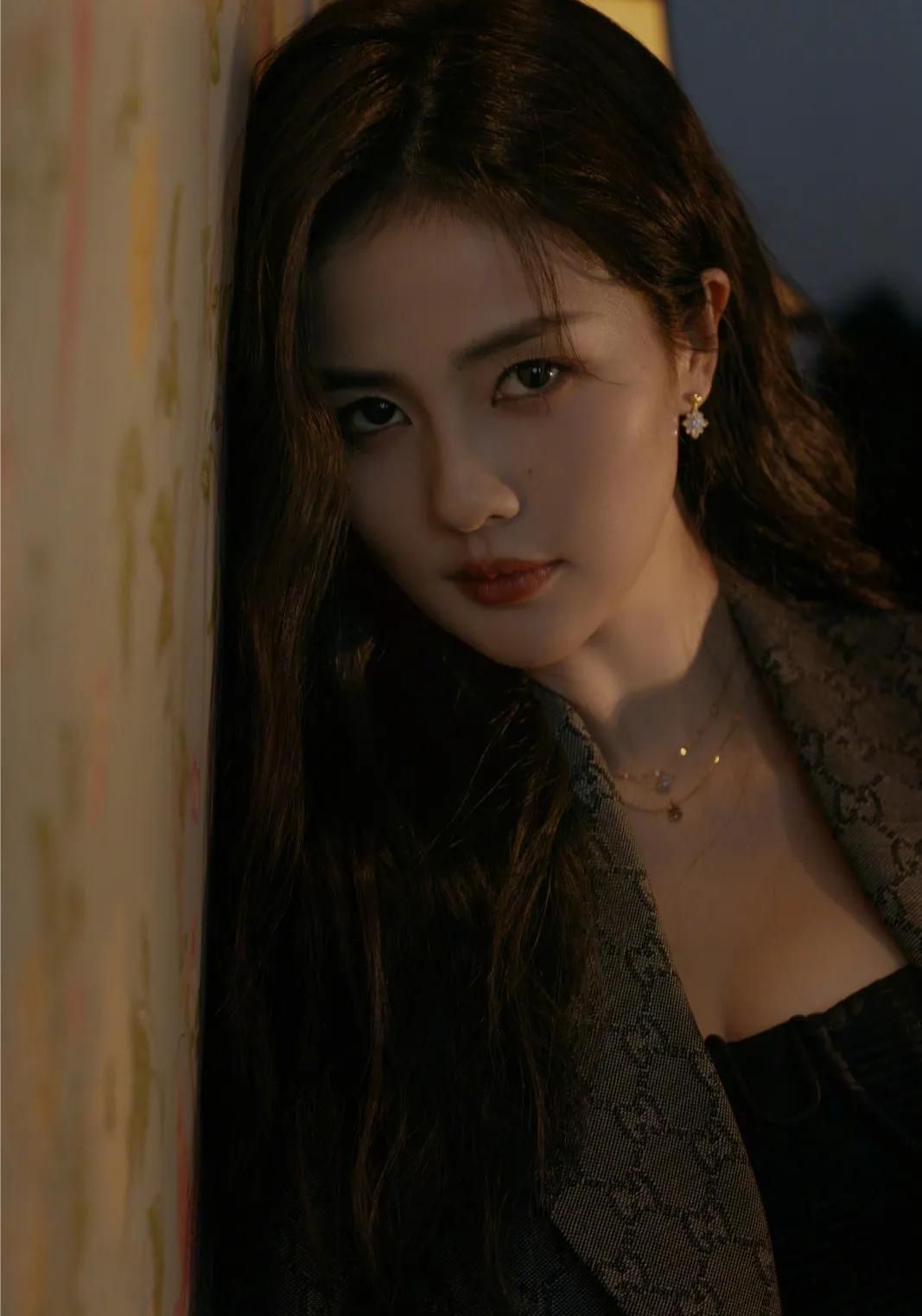 白鹿一身帅气西装,飒爽与柔美共存之美,楚楚动人!_高清图集_新浪网