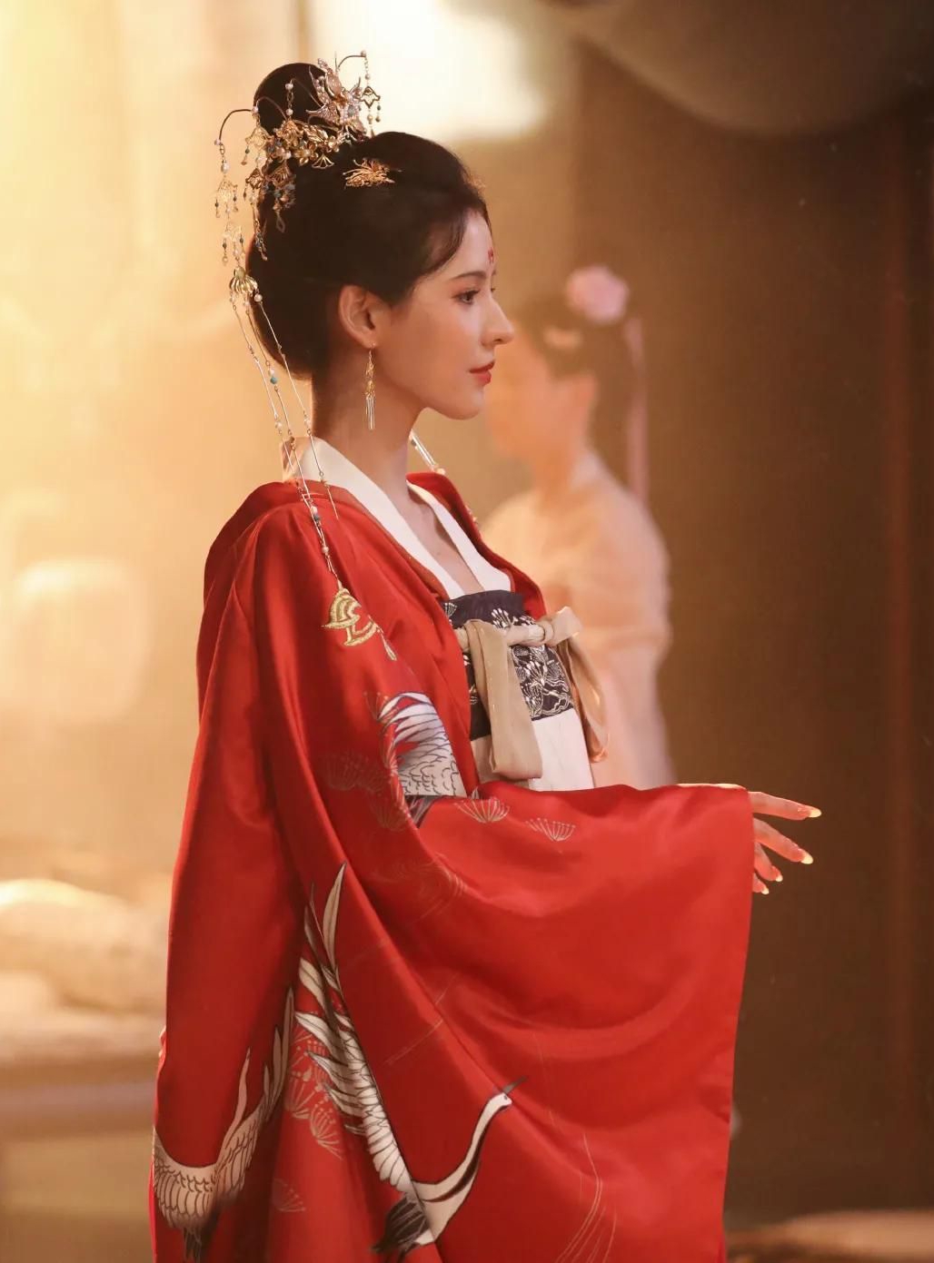 张予曦身着红衣公主古装美照,娇艳如花,时尚魅力!__财经头条