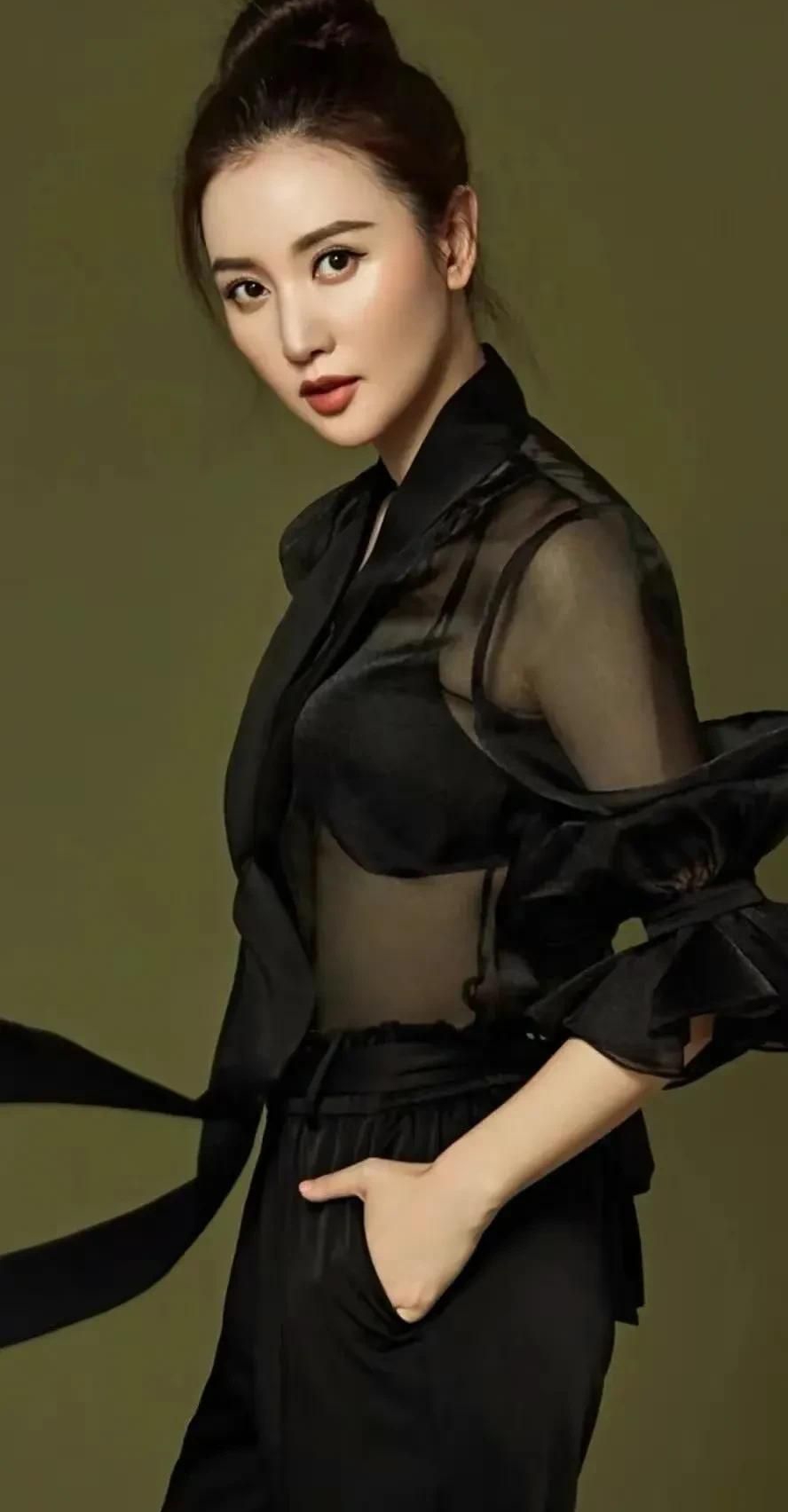 张萌美女明星巅峰身材写真