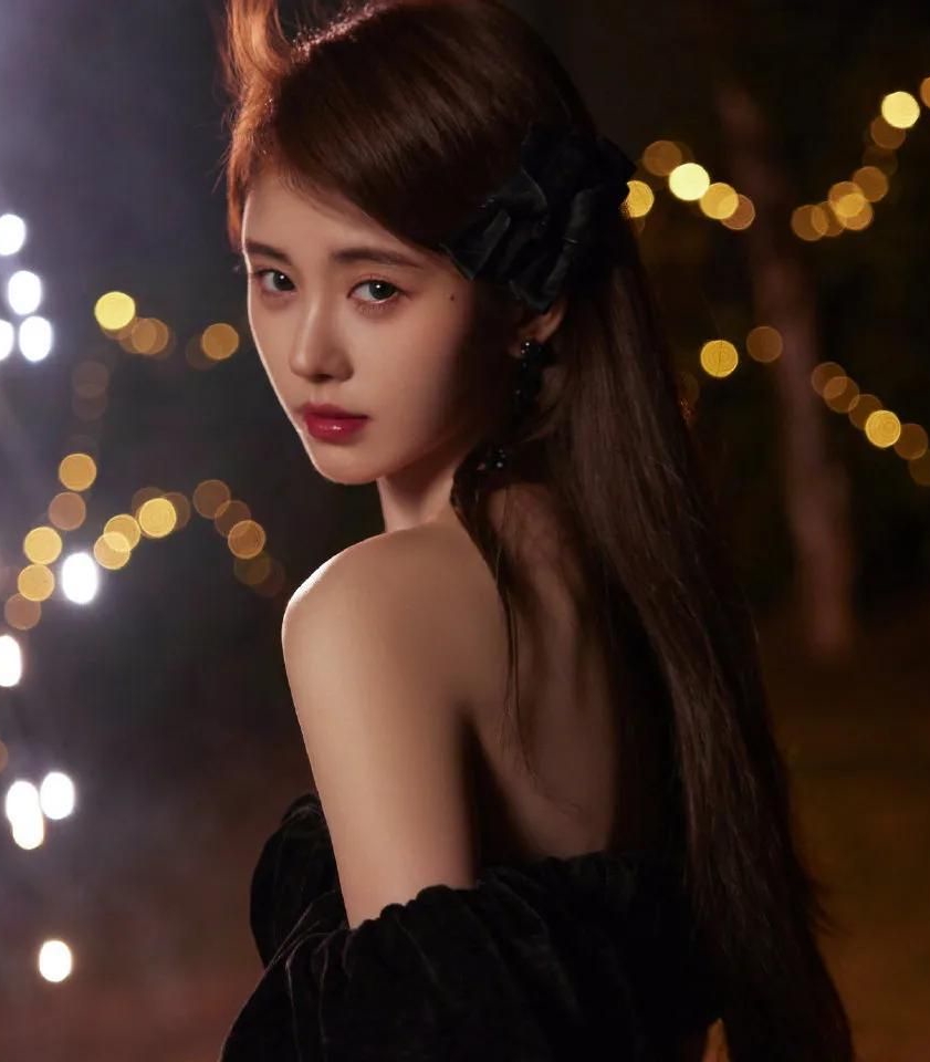 鞠婧祎穿抹胸裙露香肩雪肤,美艳绝伦,楚楚动人!__财经头条