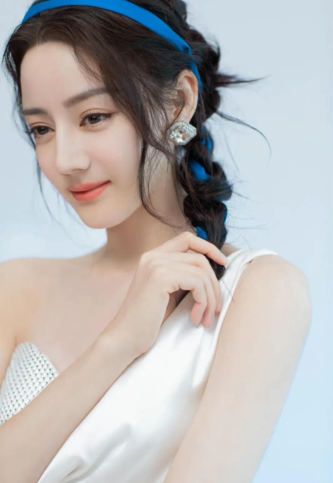 迪丽热巴法式纯白单肩长裙,靓蓝点缀发间,美艳动人!