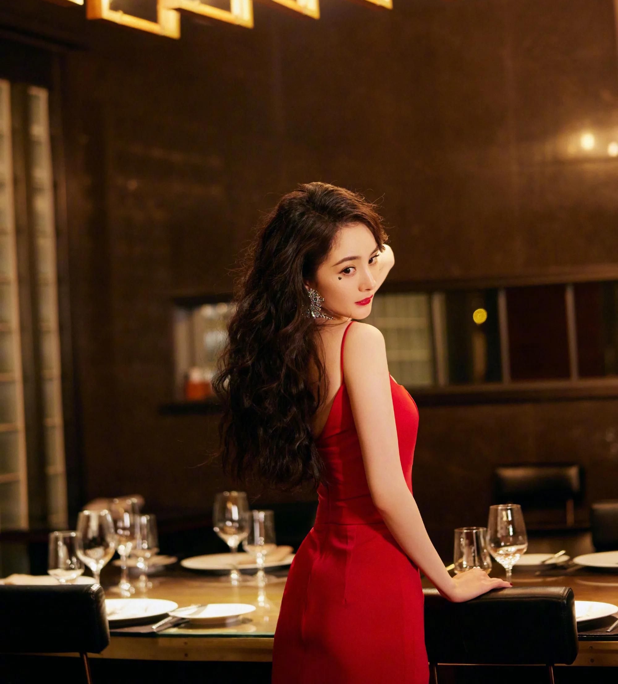 杨幂港风红裙造型,娇俏佳人,楚楚动人!