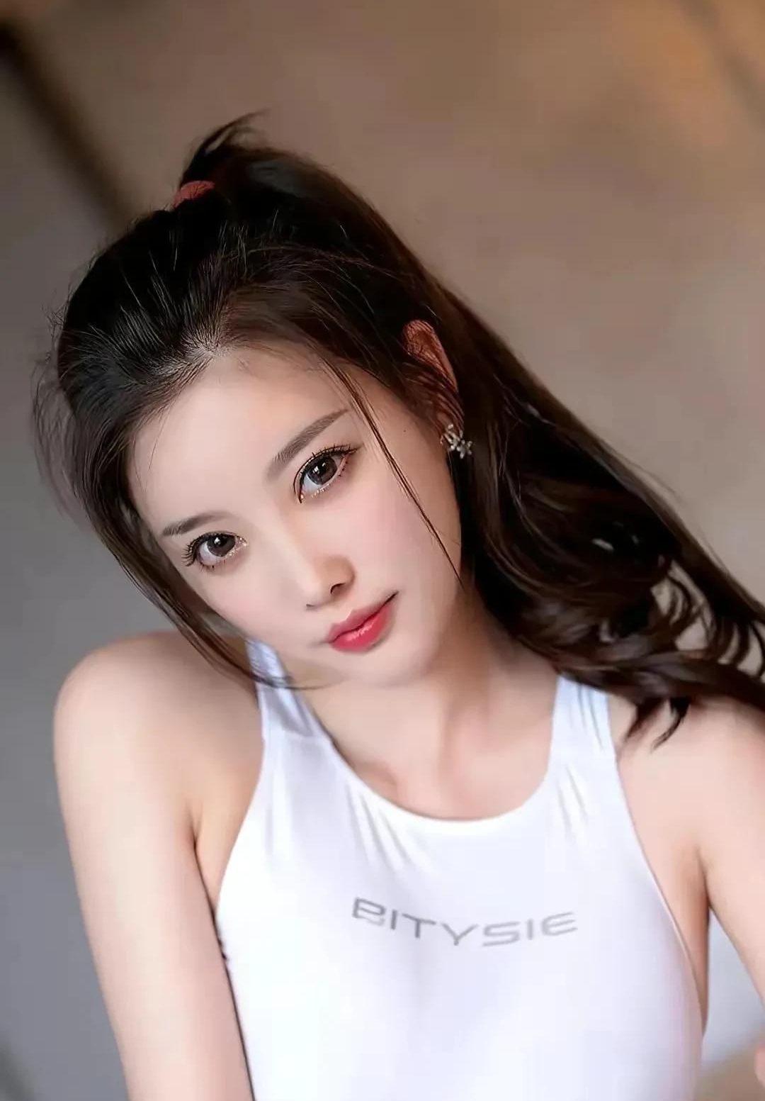 杨晨晨：楚楚动人，花容月貌写真！