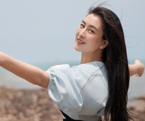 马苏在海边一身长裙长发飘逸,成熟有魅力!__财经头条