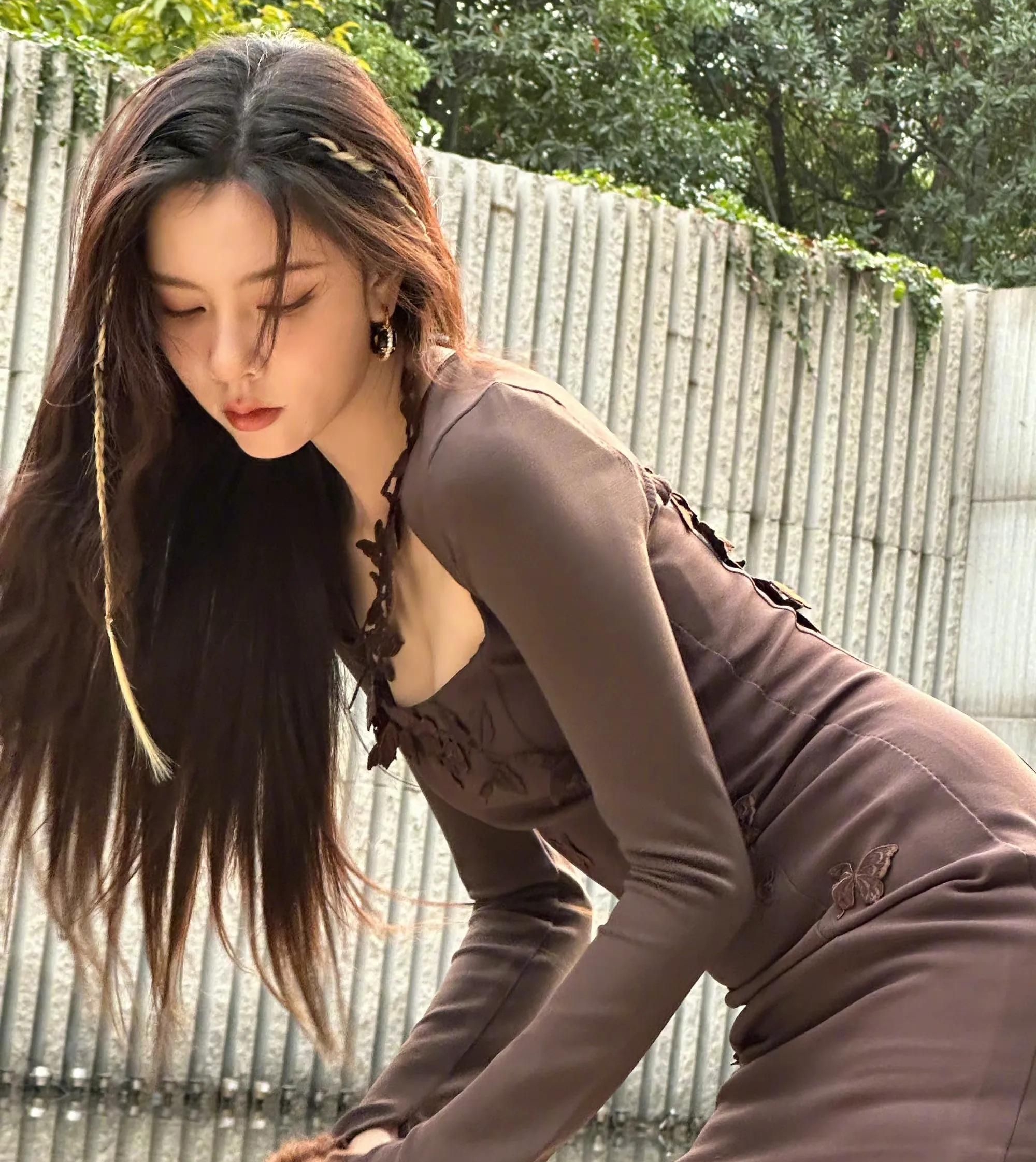 宋妍霏刺绣裙雪地靴造型,穿蝴蝶吊带裙秀好身材,甜辣十足!