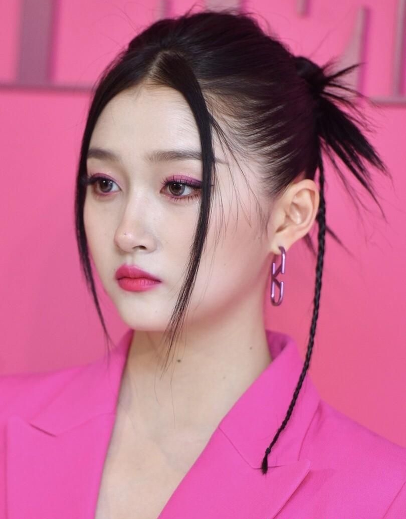 关晓彤穿粉色衬衫搭配粉色高跟鞋,美艳可人!_高清图集_新浪网