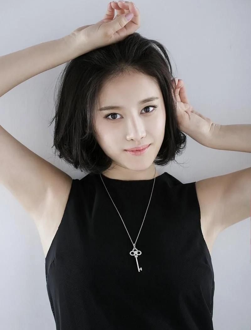 牛丽燕的惊艳美照,肌肤白皙,楚楚动人!__财经头条