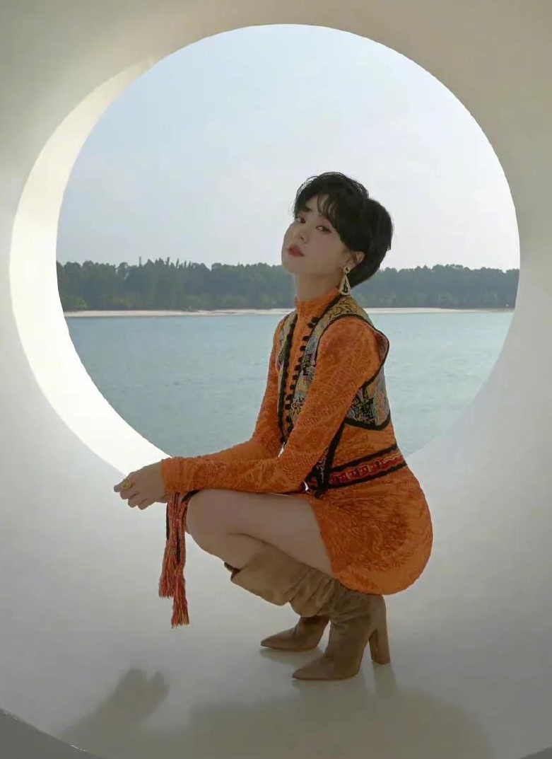 郁可唯穿橙色民族风短裙秀长腿,短发干练,明艳动人!_高清图集_新浪网