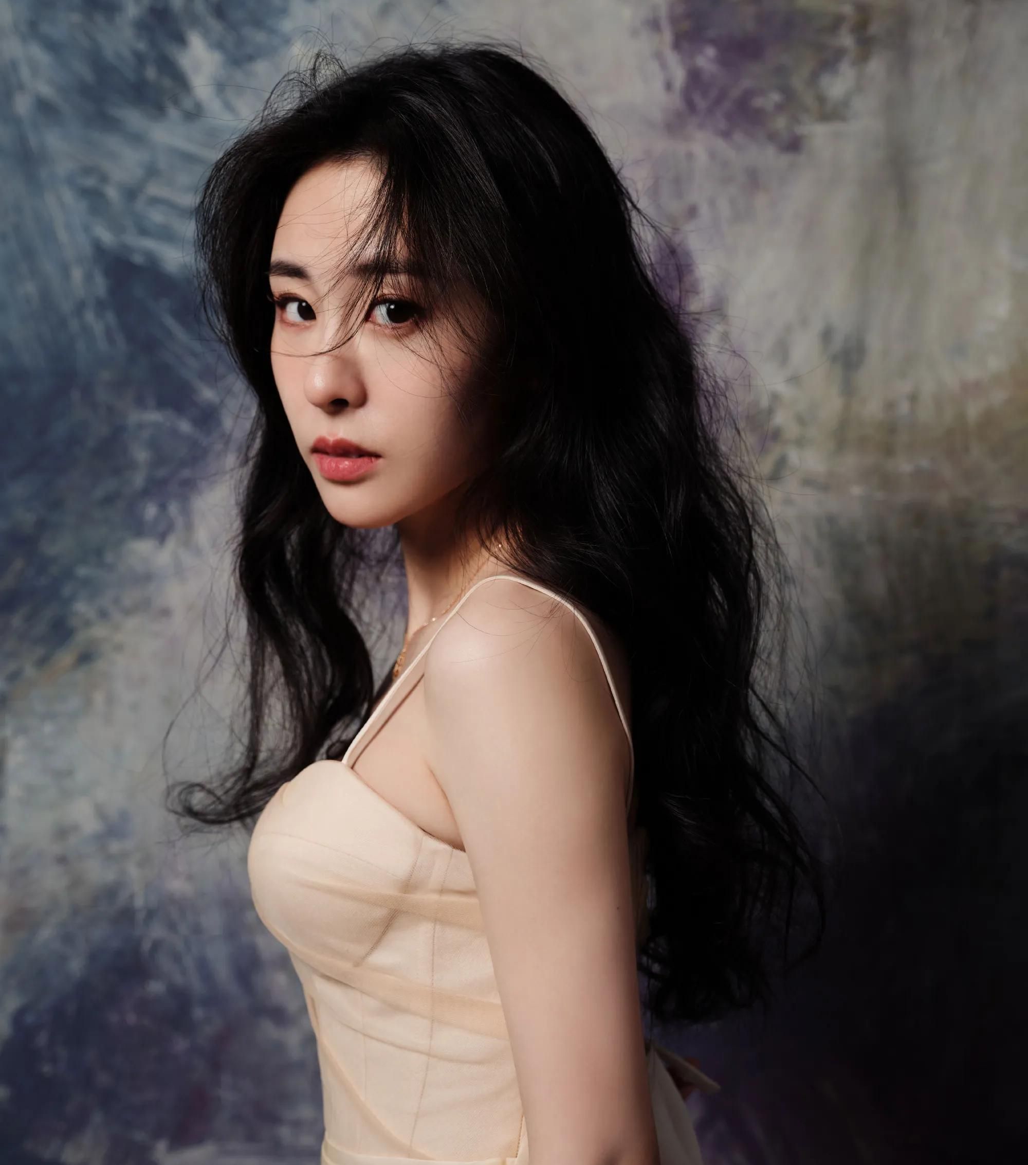 张碧晨穿贝壳吊带抹胸裙,娇艳妩媚,风情撩人!