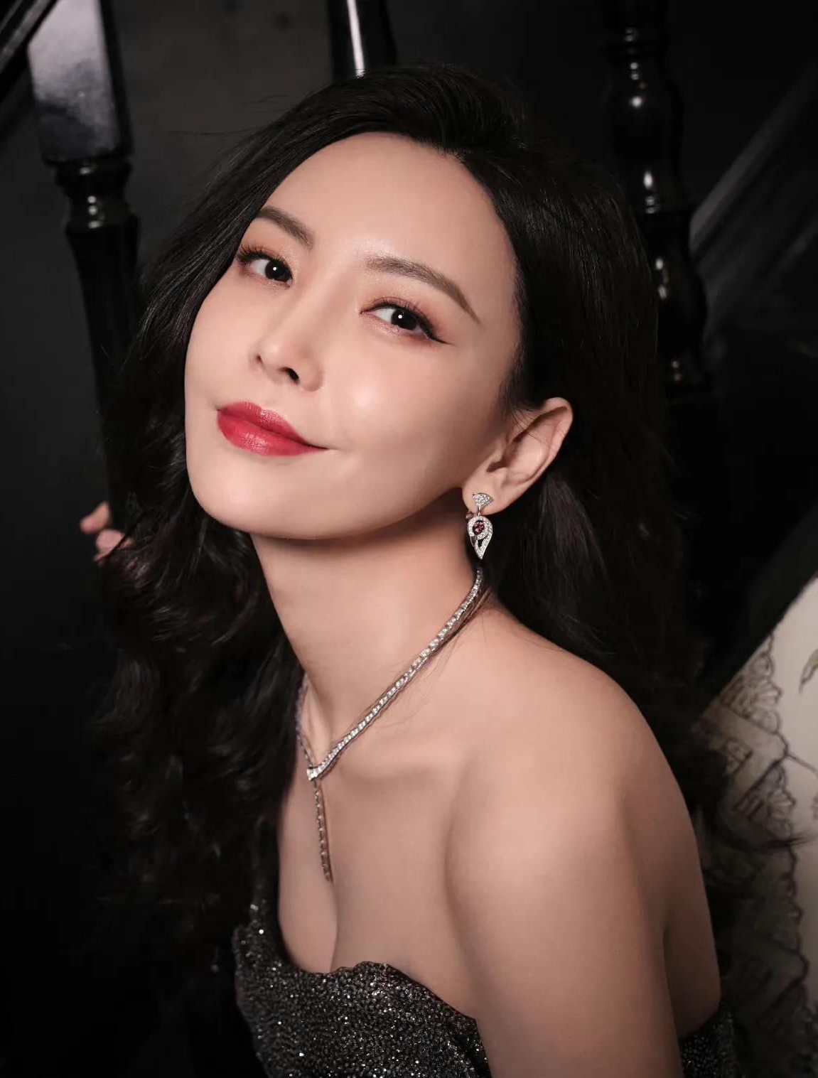 于文文高开叉星钻露肩抹胸裙美艳撩人,风情万种,明艳动人!__财经头条