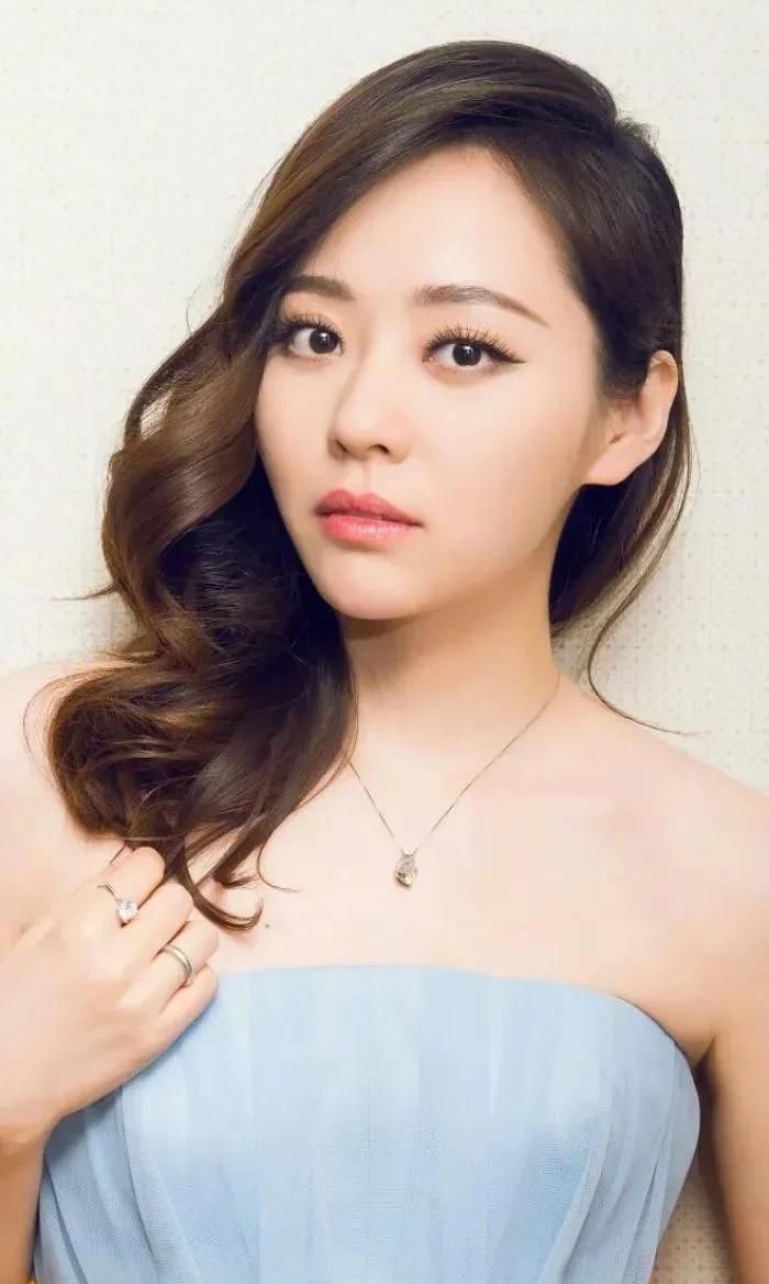 歌声动听的张靓颖时尚俏丽温文尔雅的写真照