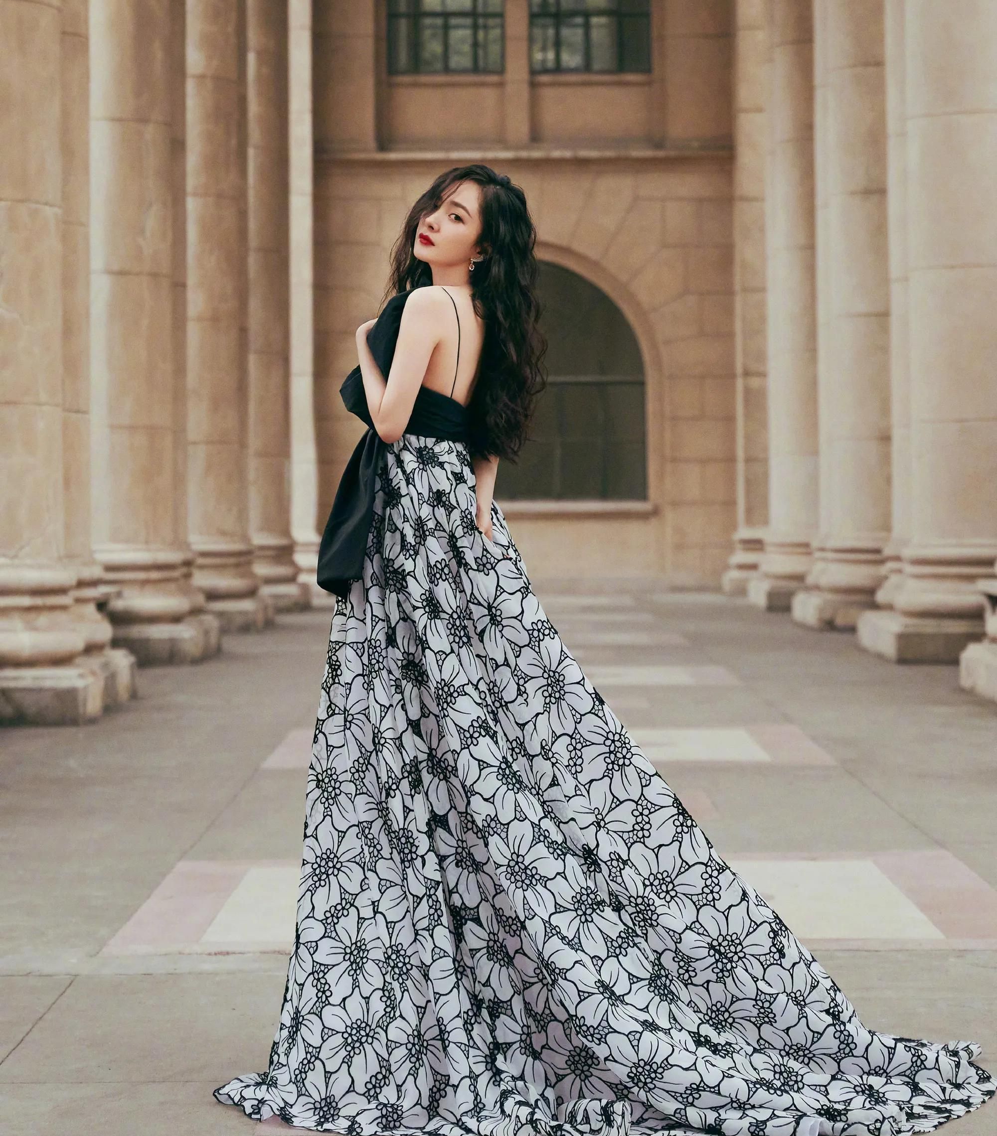 杨幂礼服写真美照,娇艳如花,时尚魅力!