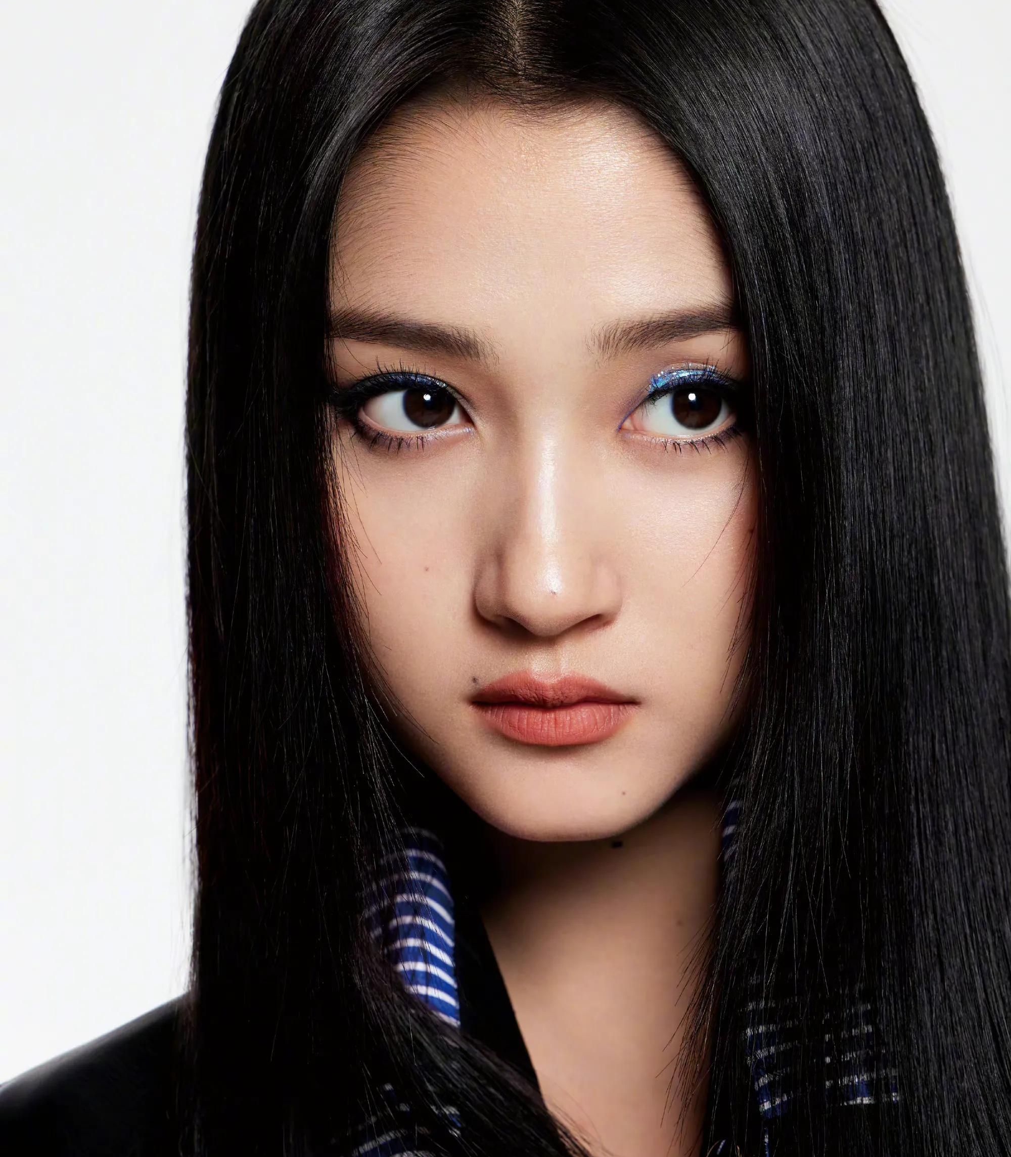 关晓彤时尚写真,利落高马尾配幽蓝极线眼妆,楚楚动人!