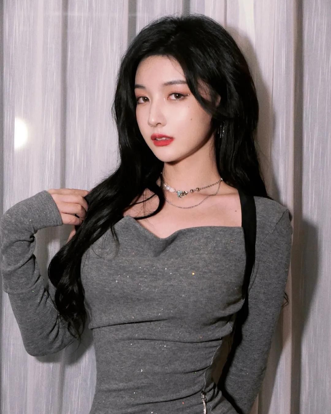 赵粤绝美写真,丰满身材,惊艳迷人!__财经头条