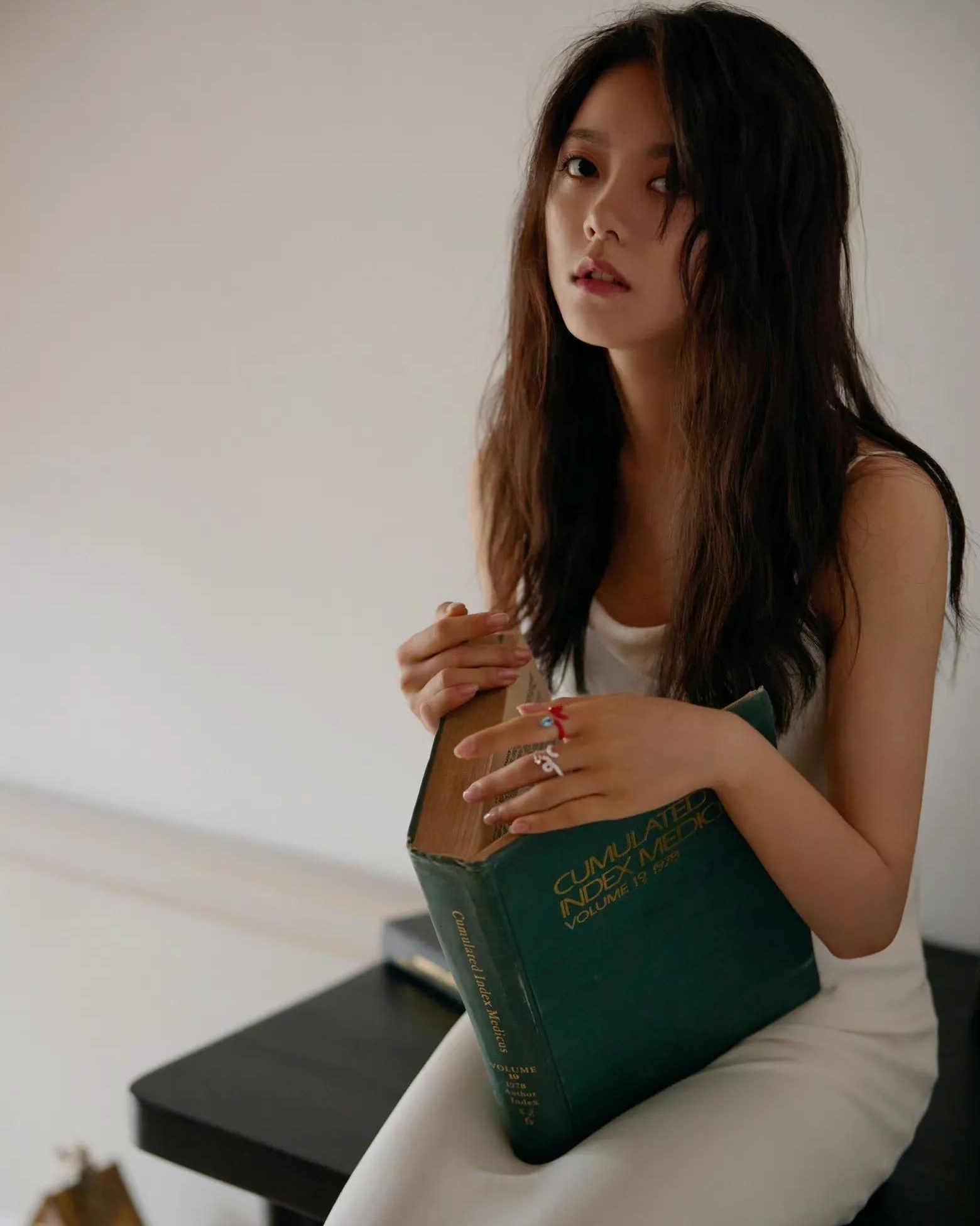 赵今麦的背影,青春靓丽,美艳可人!_高清图集_新浪网