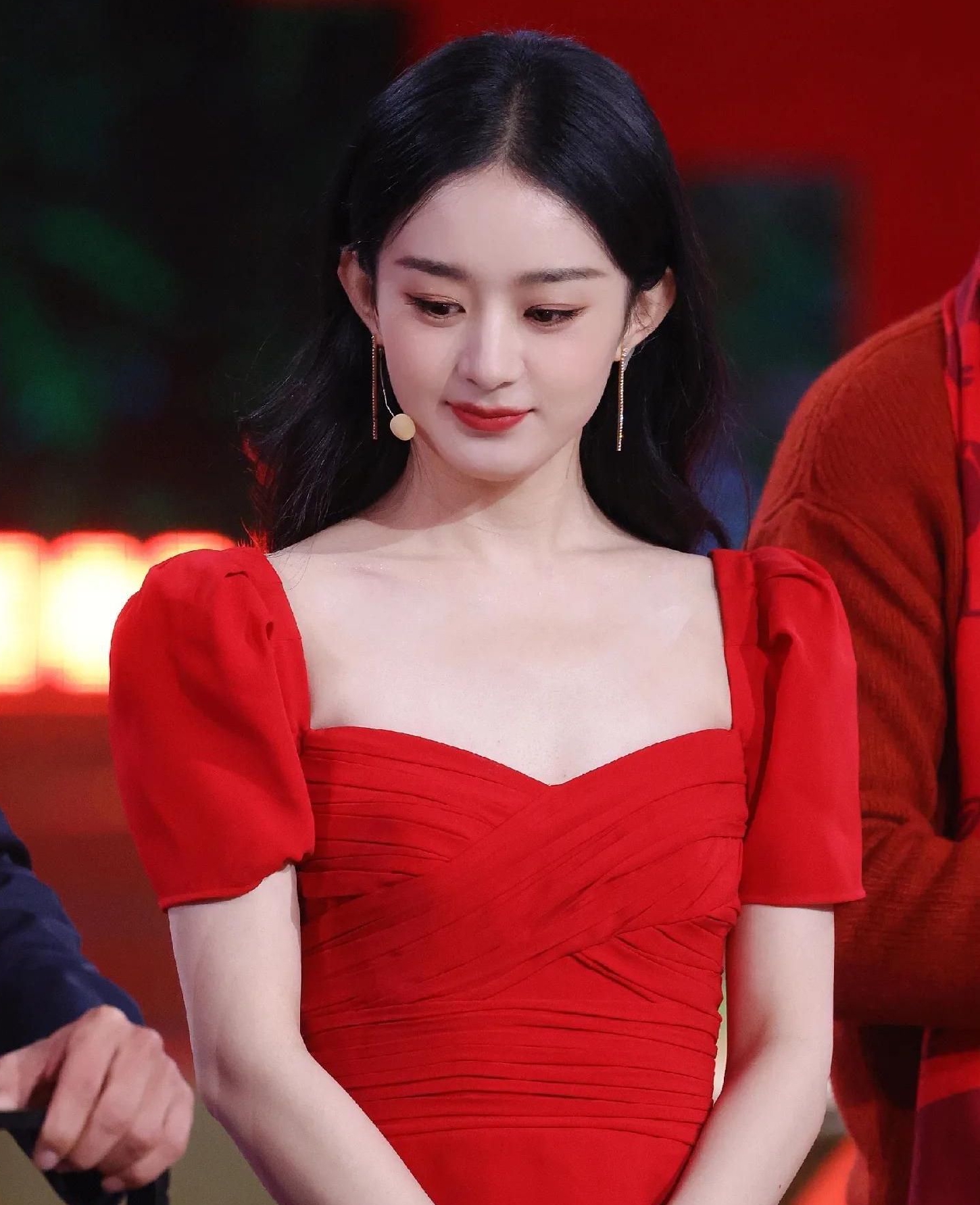 赵丽颖一身红裙手摇小兔子,甜美可爱,楚楚动人!