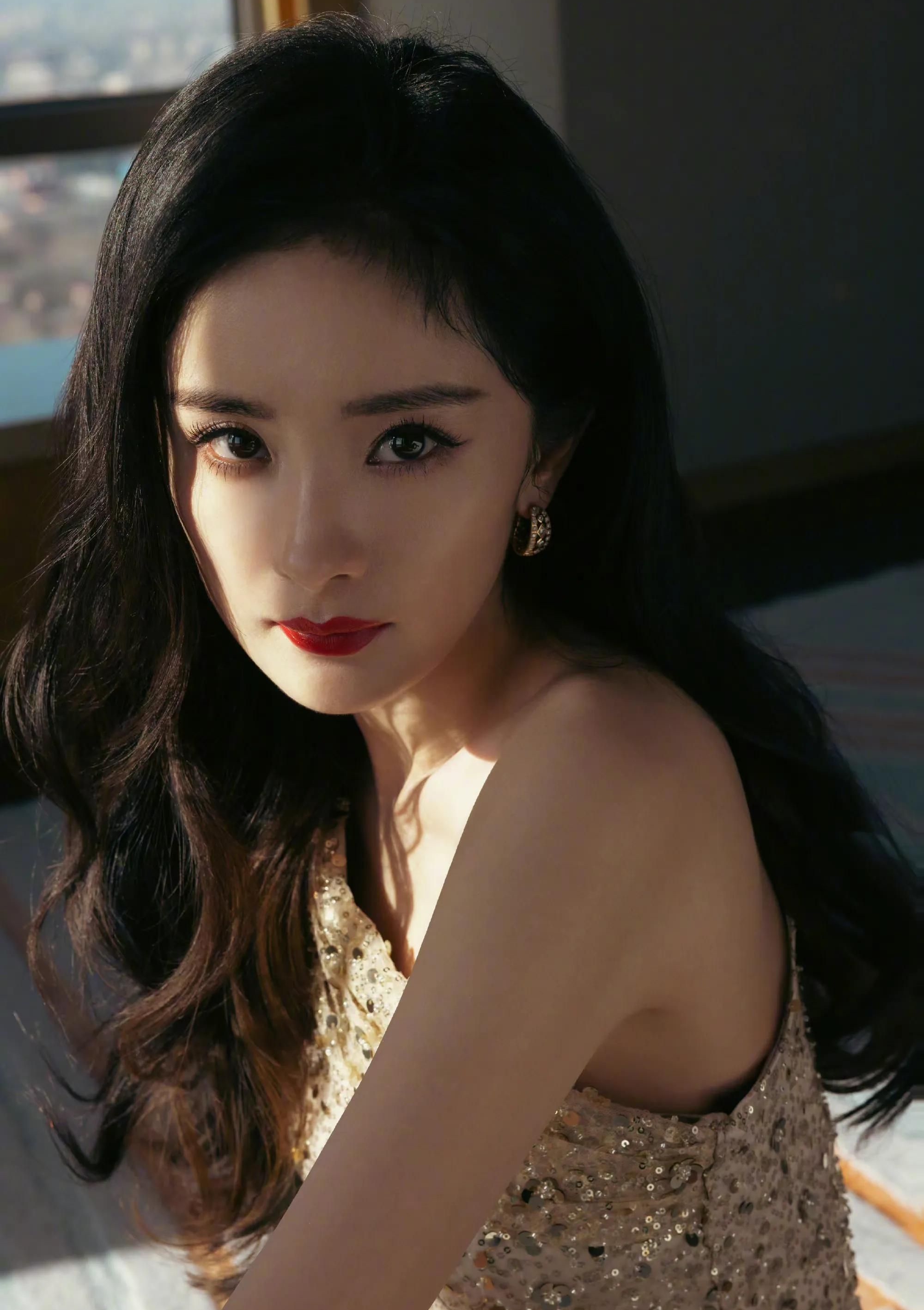 杨幂穿高开叉鎏金长裙秀美腿,冷艳高贵,明艳动人!