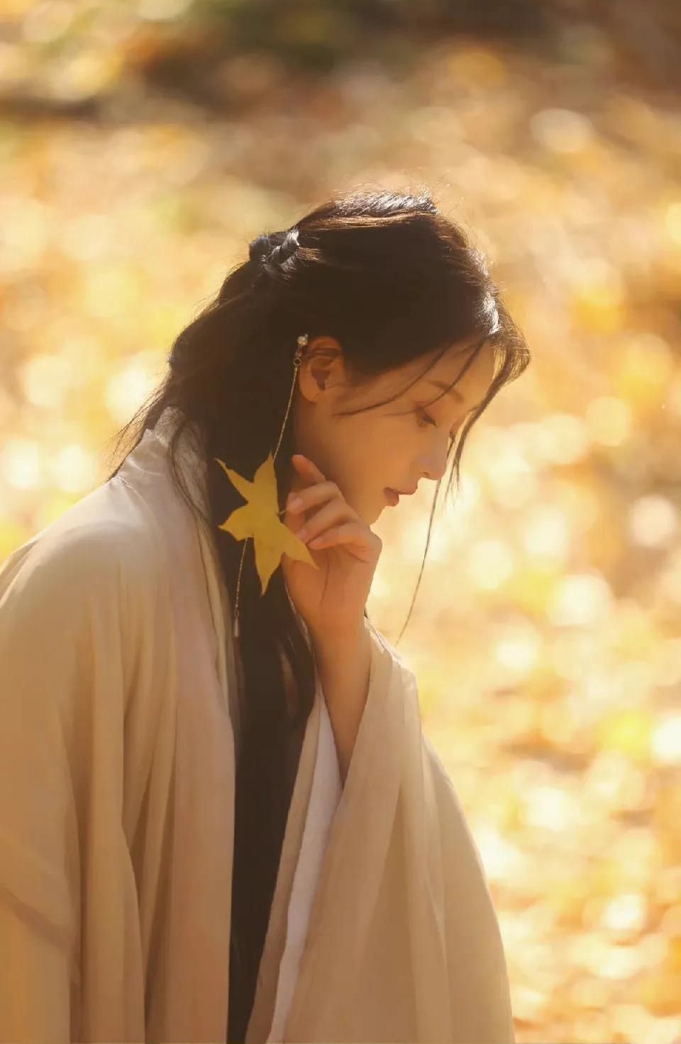 姜贞羽古风写真,撑伞执花,素雅纯净,意境朦胧唯美,魅力可人!