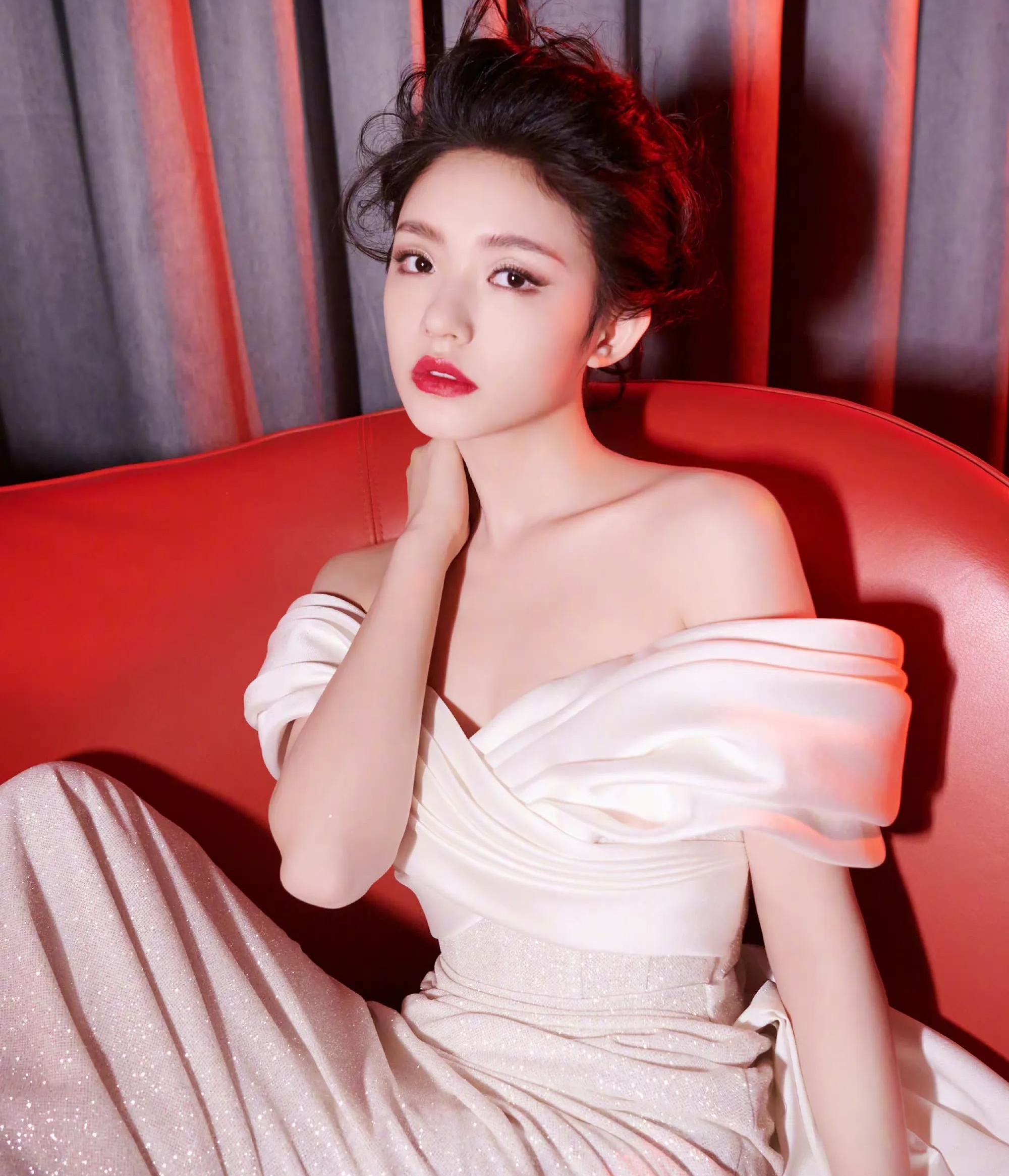 林允穿抹胸深v白裙大露香肩,肤白若雪,又纯又欲!__财经头条