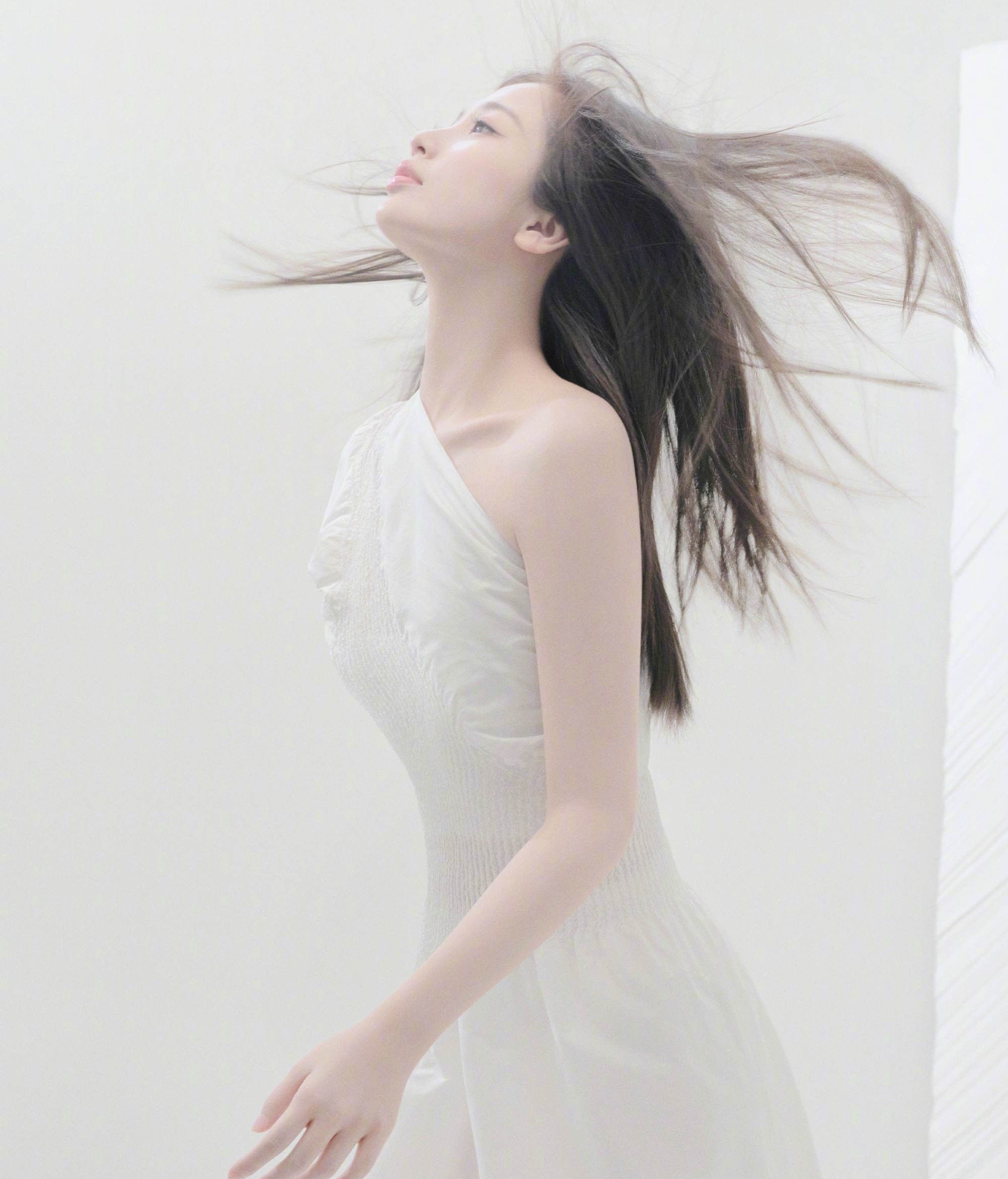 文静美女虞书欣，纯白色造型，楚楚动人！