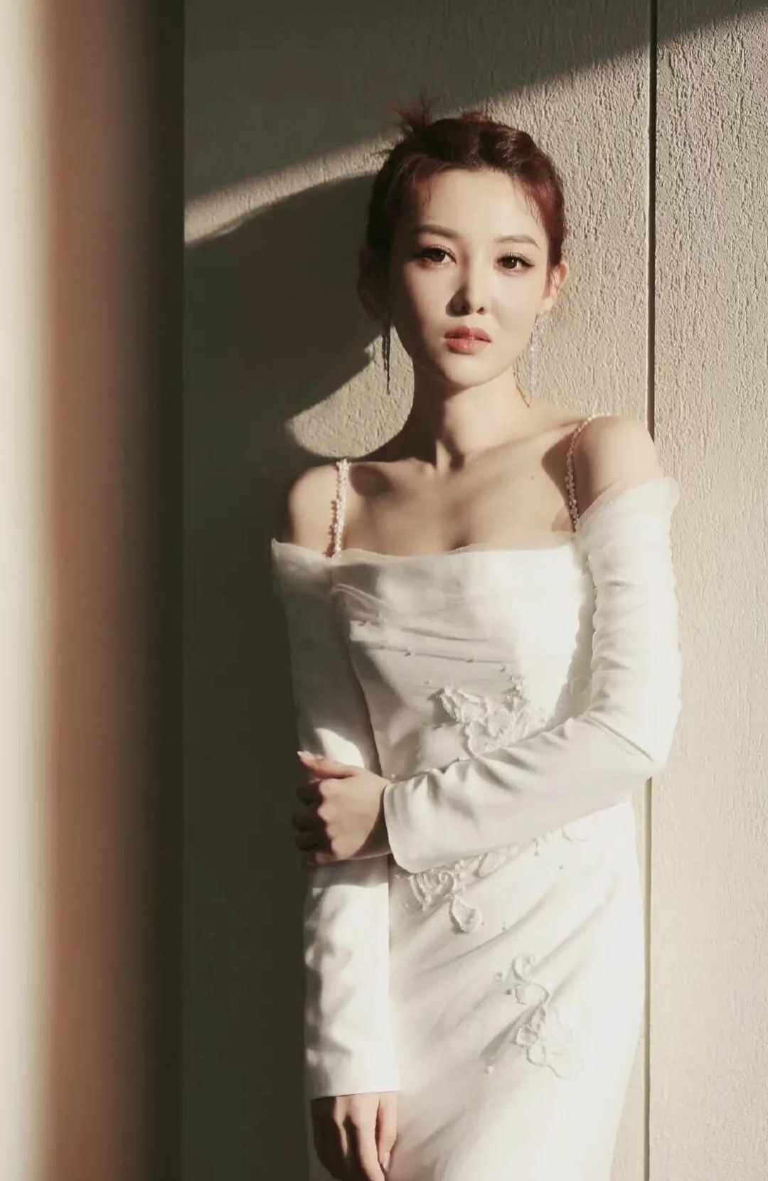 郭玮高清冷艳时尚写真,美艳动人!_高清图集_新浪网