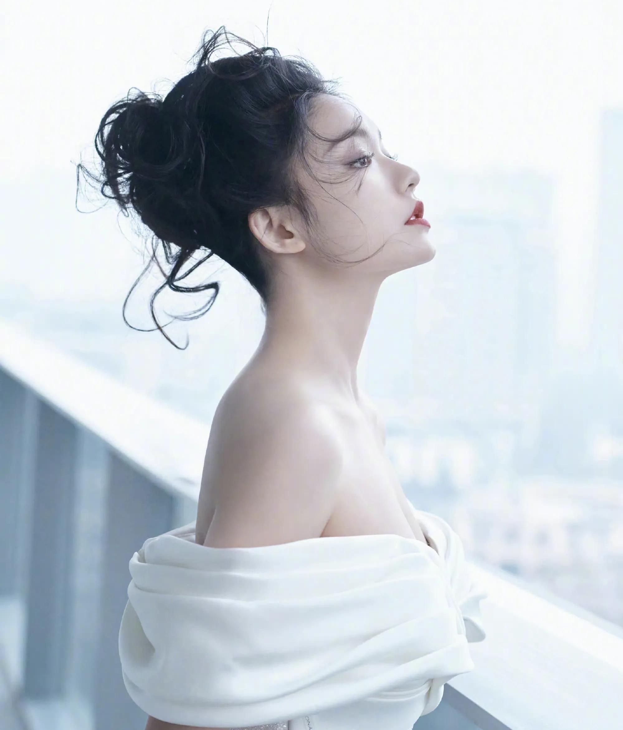 林允穿抹胸深v白裙大露香肩,肤白若雪,又纯又欲!__财经头条